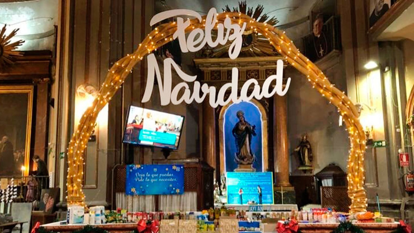 La iglesia de San Antón instala una cesta gigante de Navidad para recibir donaciones de comida de empresas y particulares