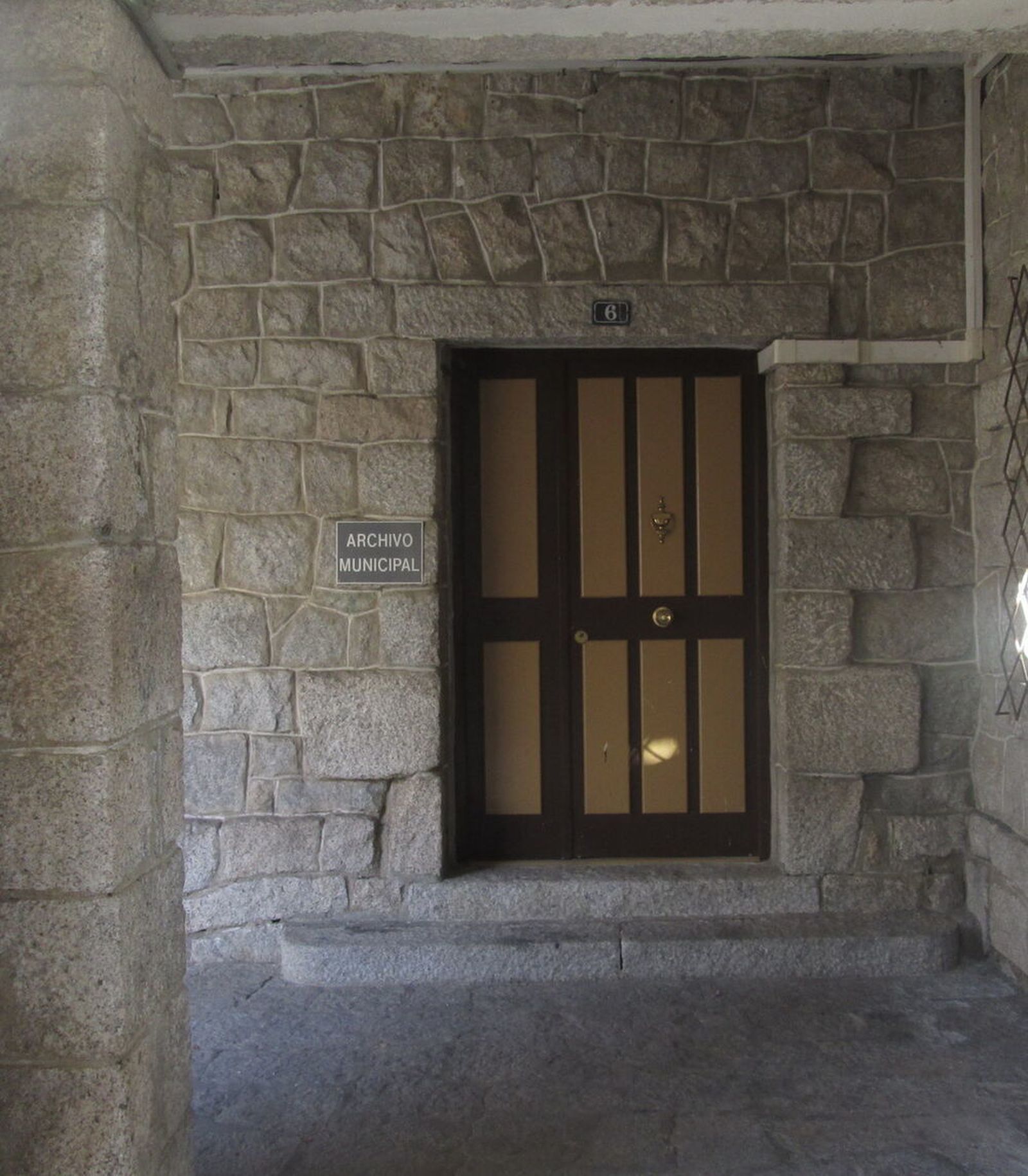 Entrada al Archivo Municipal de Hoyo de Manzanares