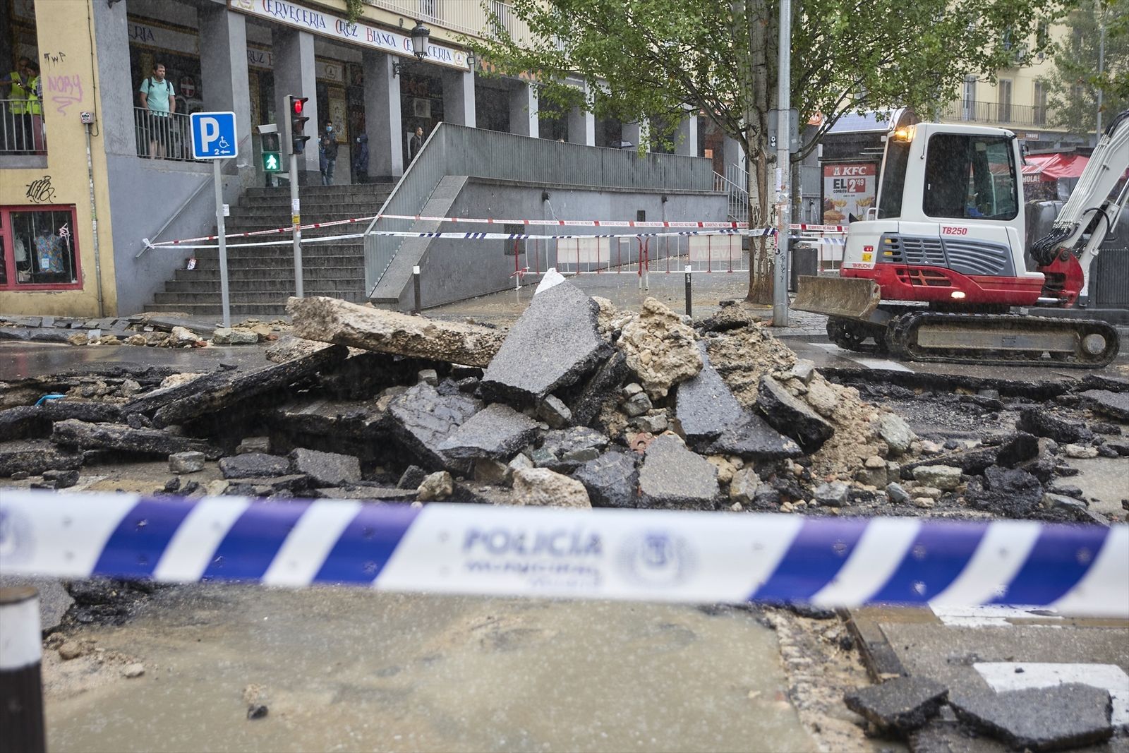 Calle levantada en la Glorieta de Marques de Vadillo por efecto de la rotura de la tubería de suministro