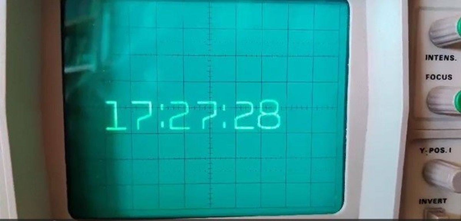 Pantalla de un osciloscopio como el usado en el videojuego de 1977 creado en la UPM