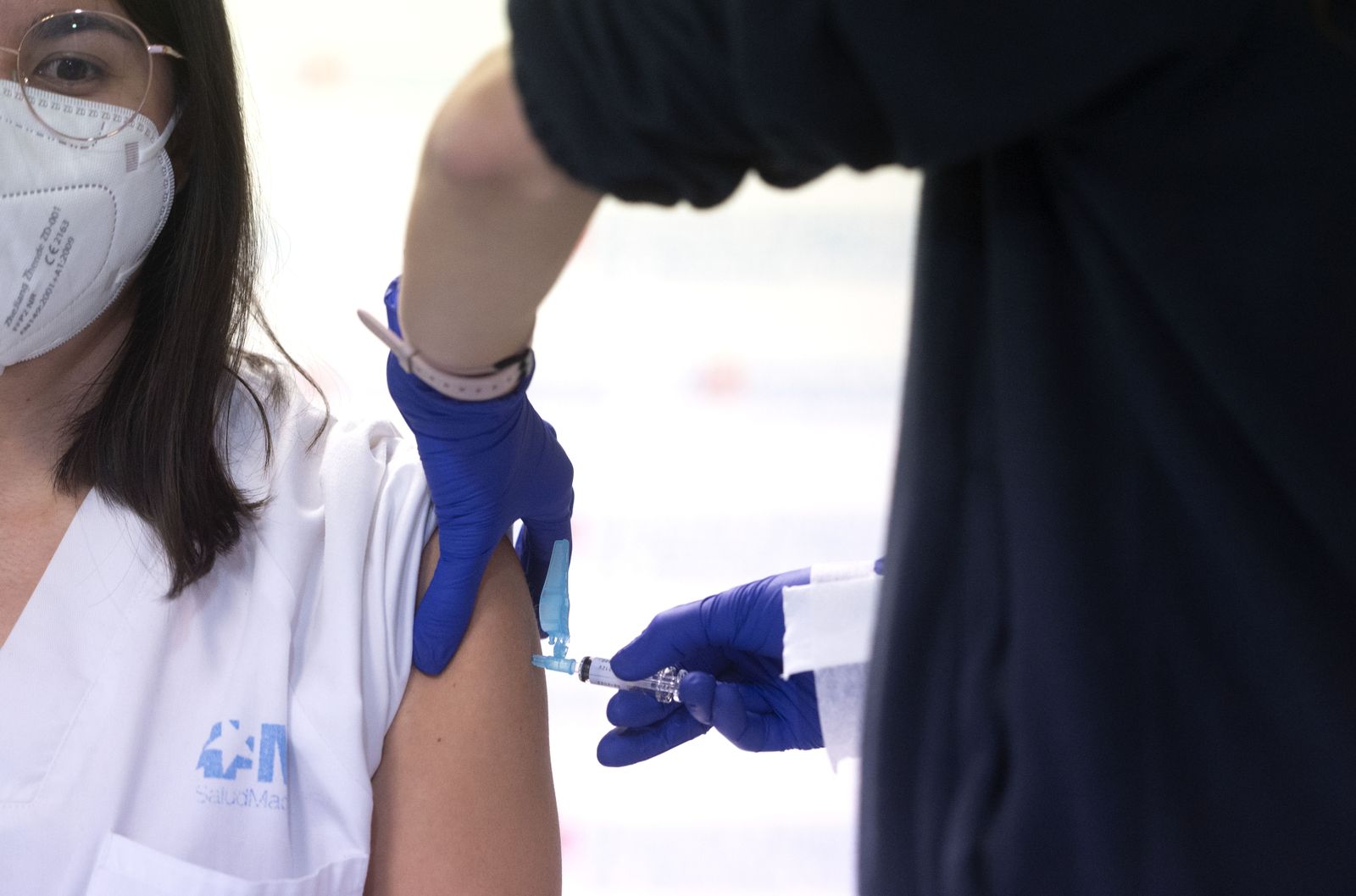 Una sanitaria madrileña se vacuna contra la gripe