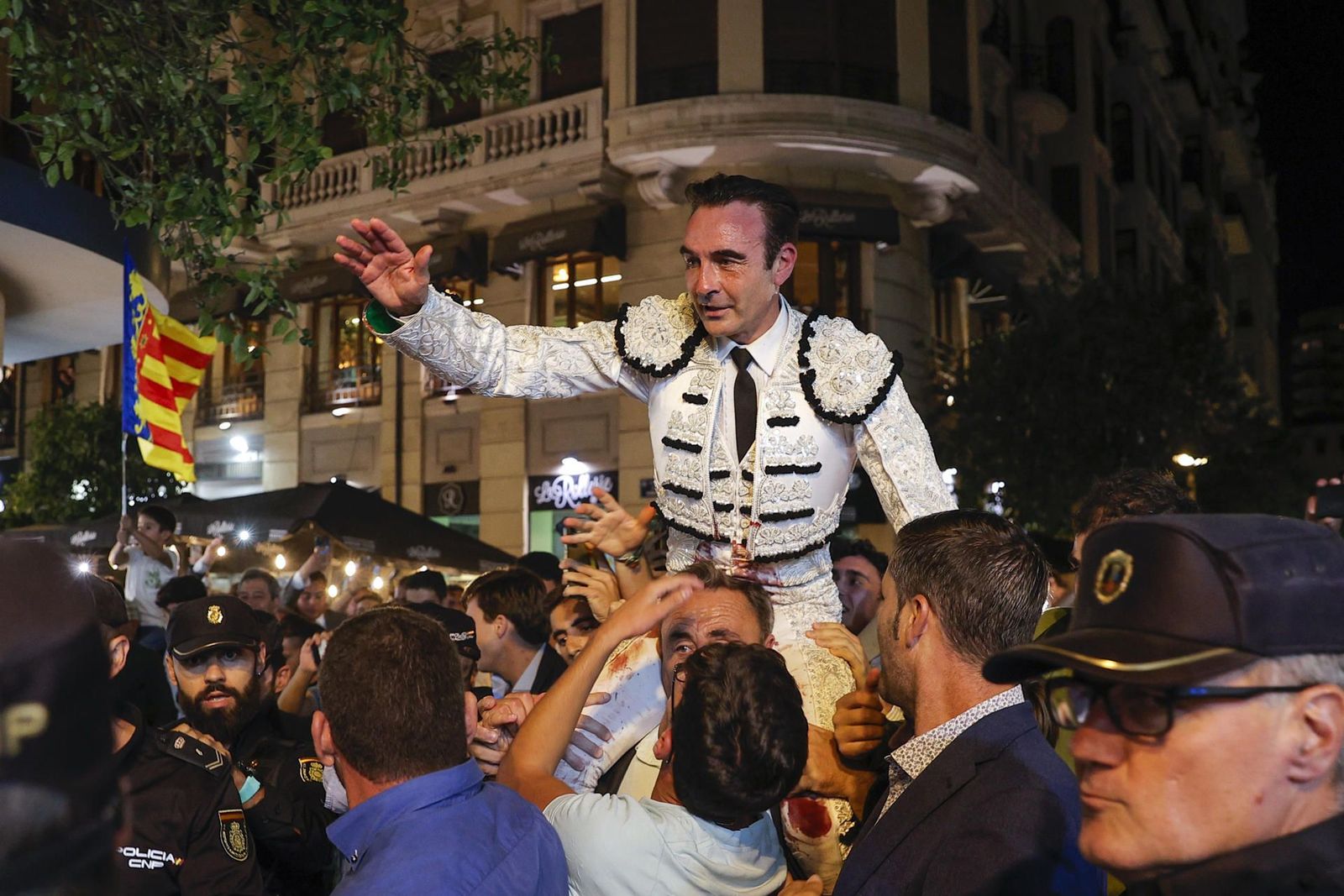 Enrique Ponce se despide de los ruedos en su última tarde de gloria en Valencia