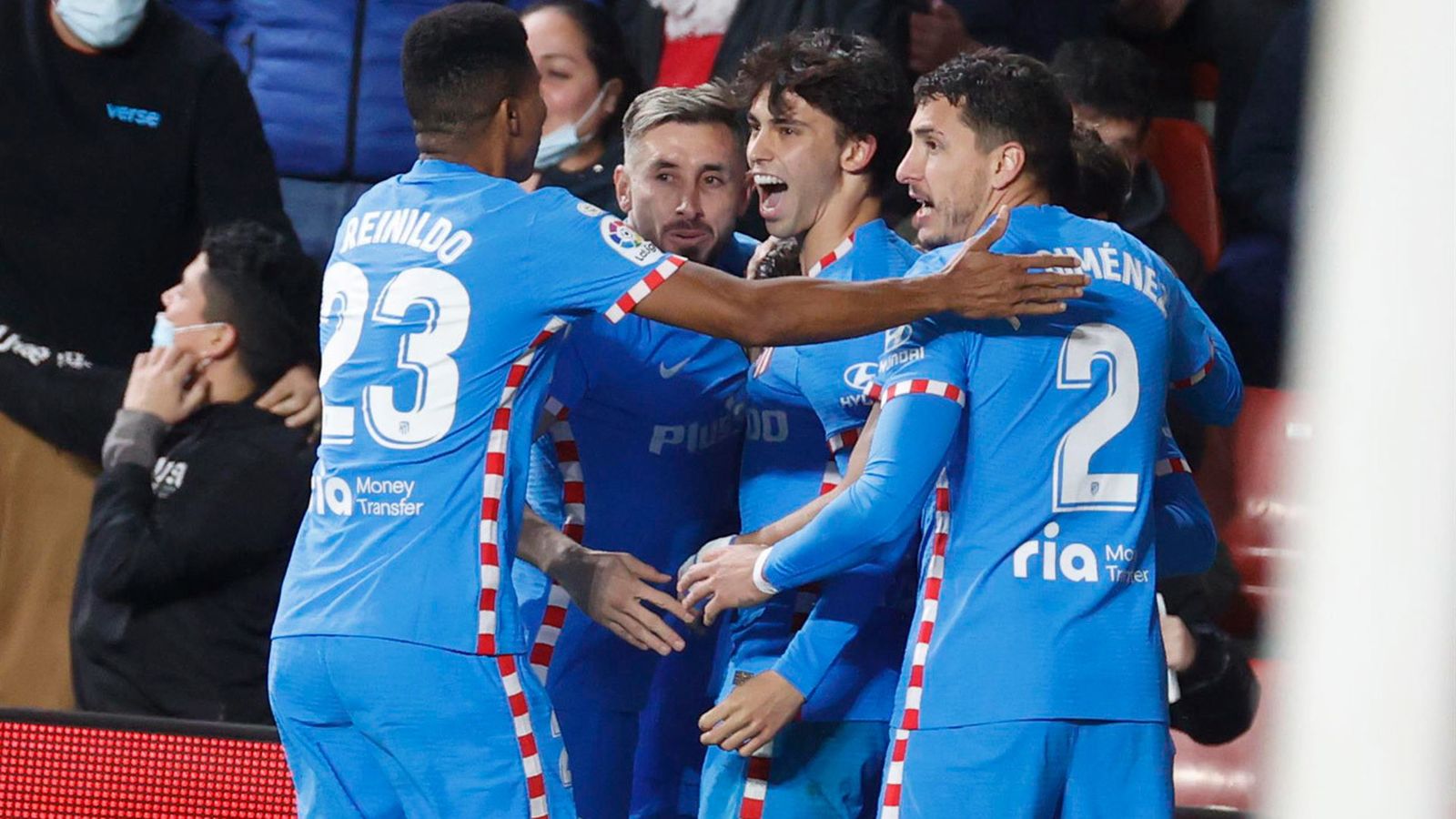 Los jugadores del Atlético de Madrid celebran tras marcar ante el Rayo Vallecano