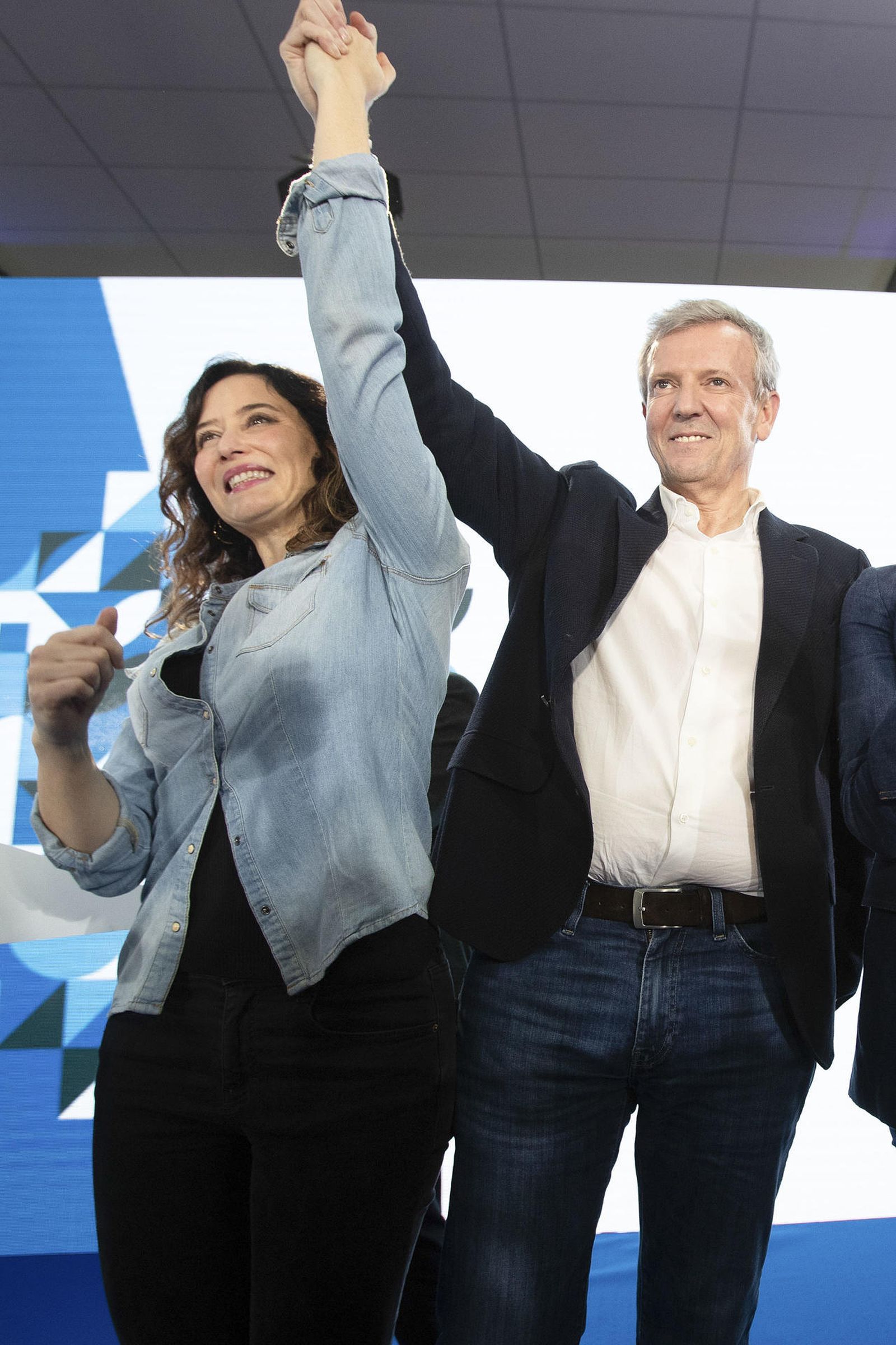 Ayuso y Rueda en un mitin del PP en Galicia