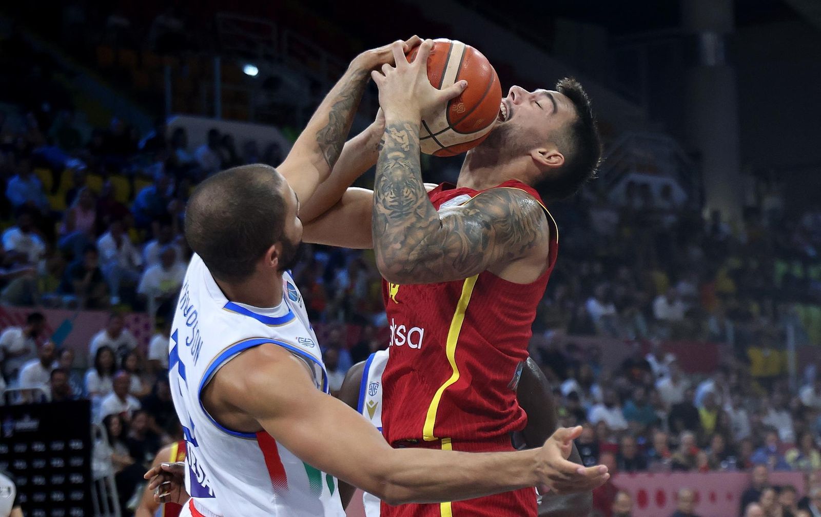 Willy Hernangómez ante Darius Thompson