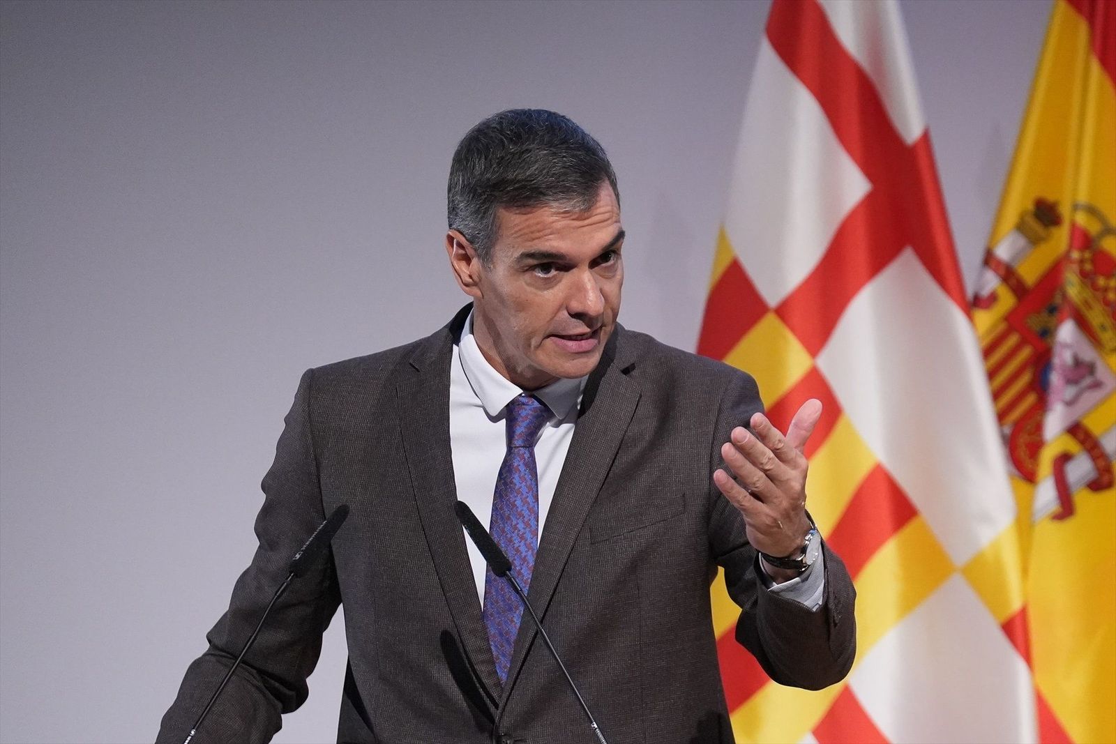Sánchez reclama en Barcelona primar el uso residencial de las viviendas frente al turístico