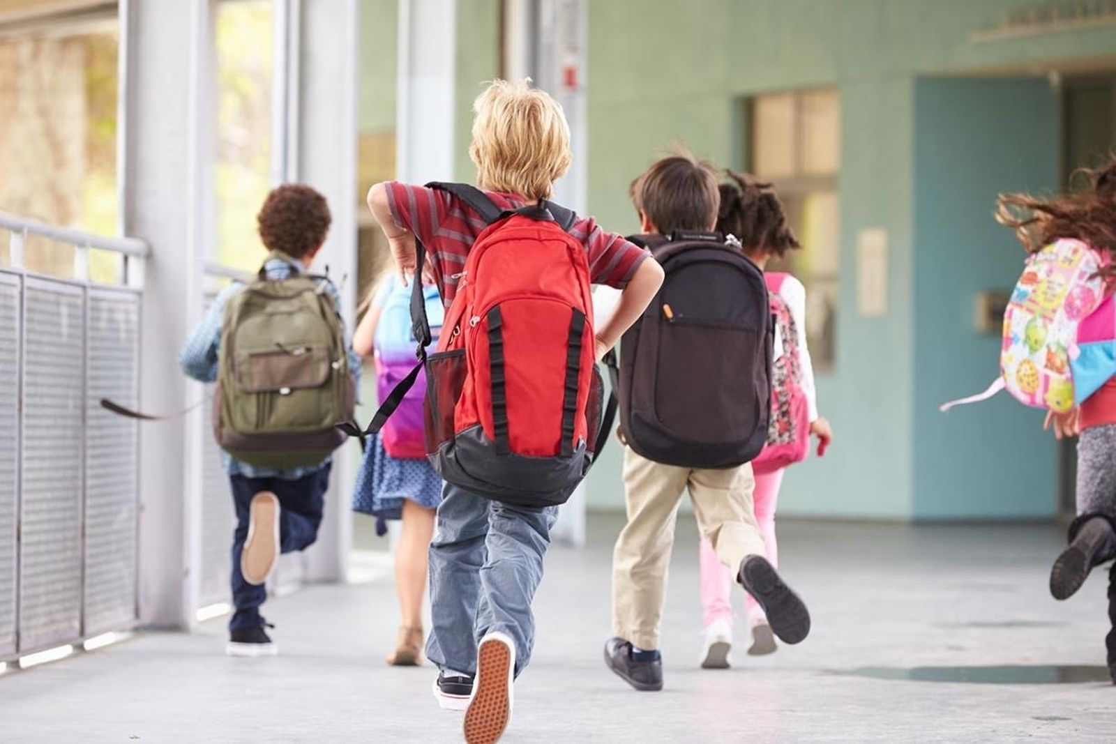 Niños entrando al colegio