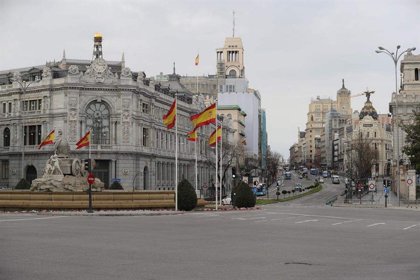 La plaza de Cibeles y la calle Alcalá, vacías por el coronavirus