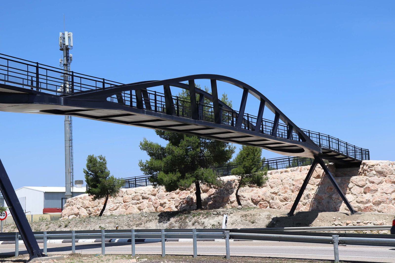 Pasarela peatonal sobre la M-404