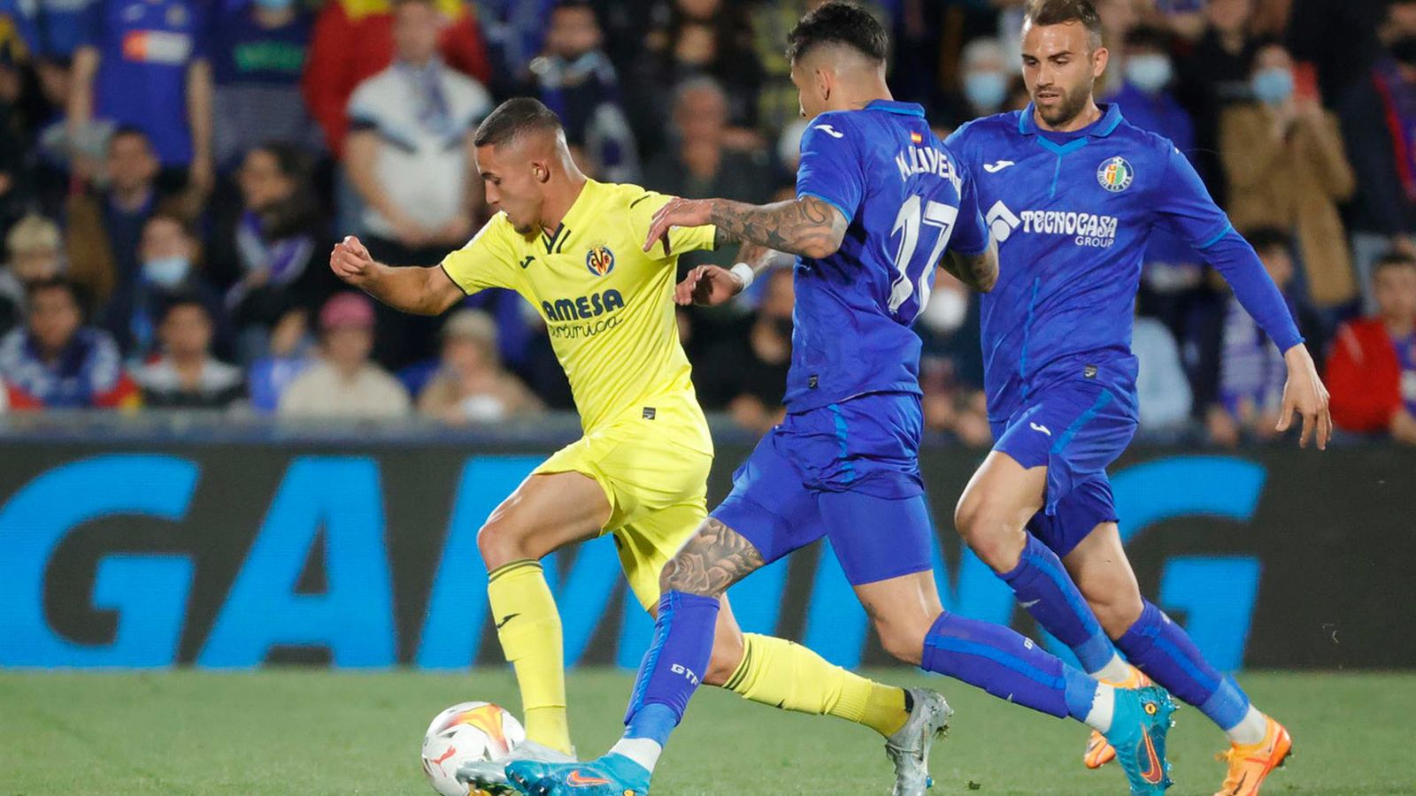 El delantero del Villarreal Yeremi Pino (i) se escapa de Mathías Olivera, del Getafe CF, durante el partido de la jornada 32 de LaLiga Santander, este sábado en el Coliseo Alfonso Pérez de Getafe