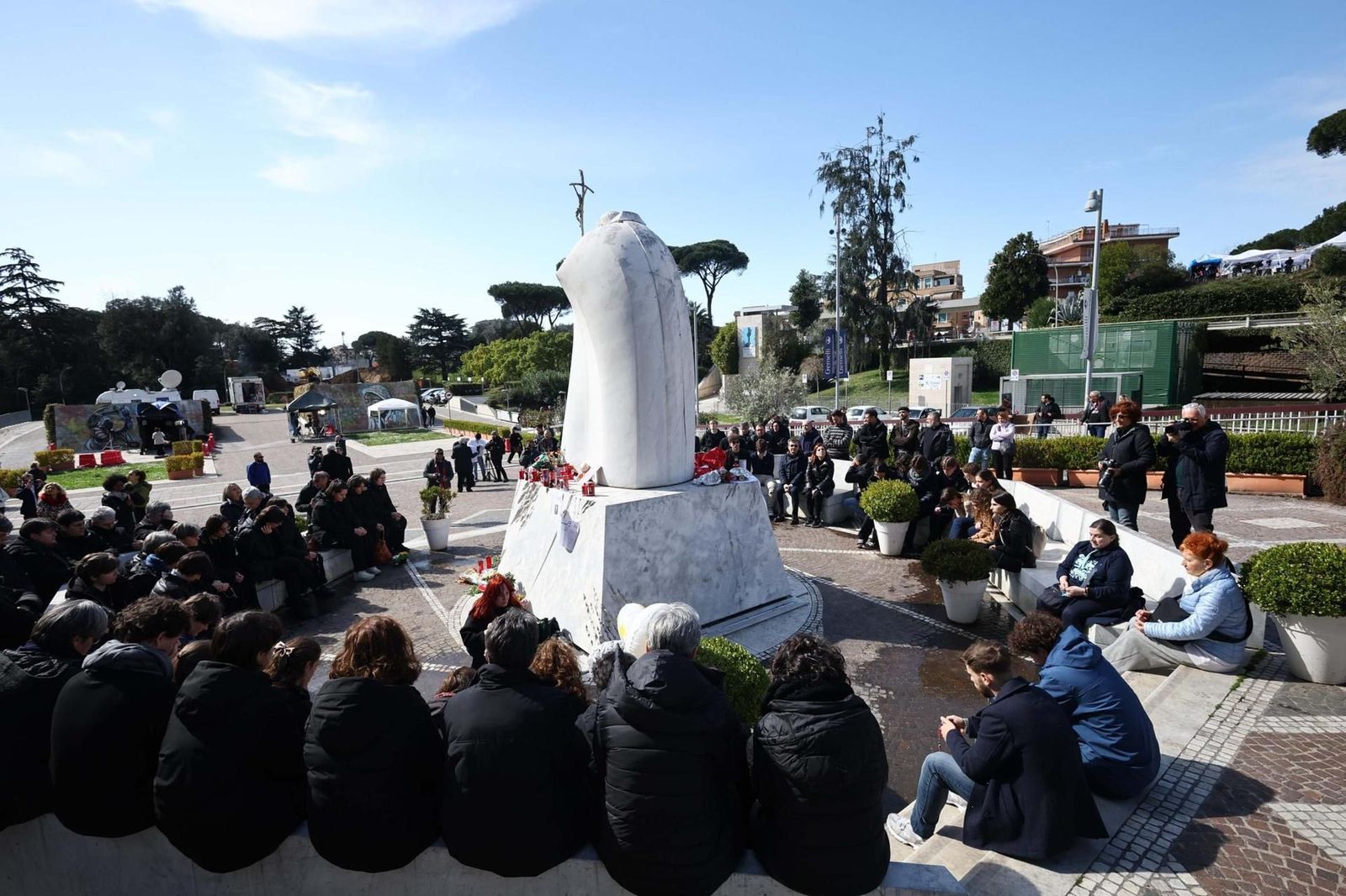 El papa Francisco recibe al secretario de Estado del Vaticano y a su sustituto en su día 17 en el hospital