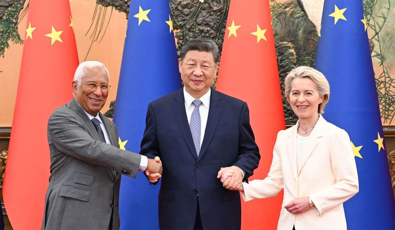 La UE busca un pacto con Estados Unidos sobre aranceles mientras  Von der Leyen visita China