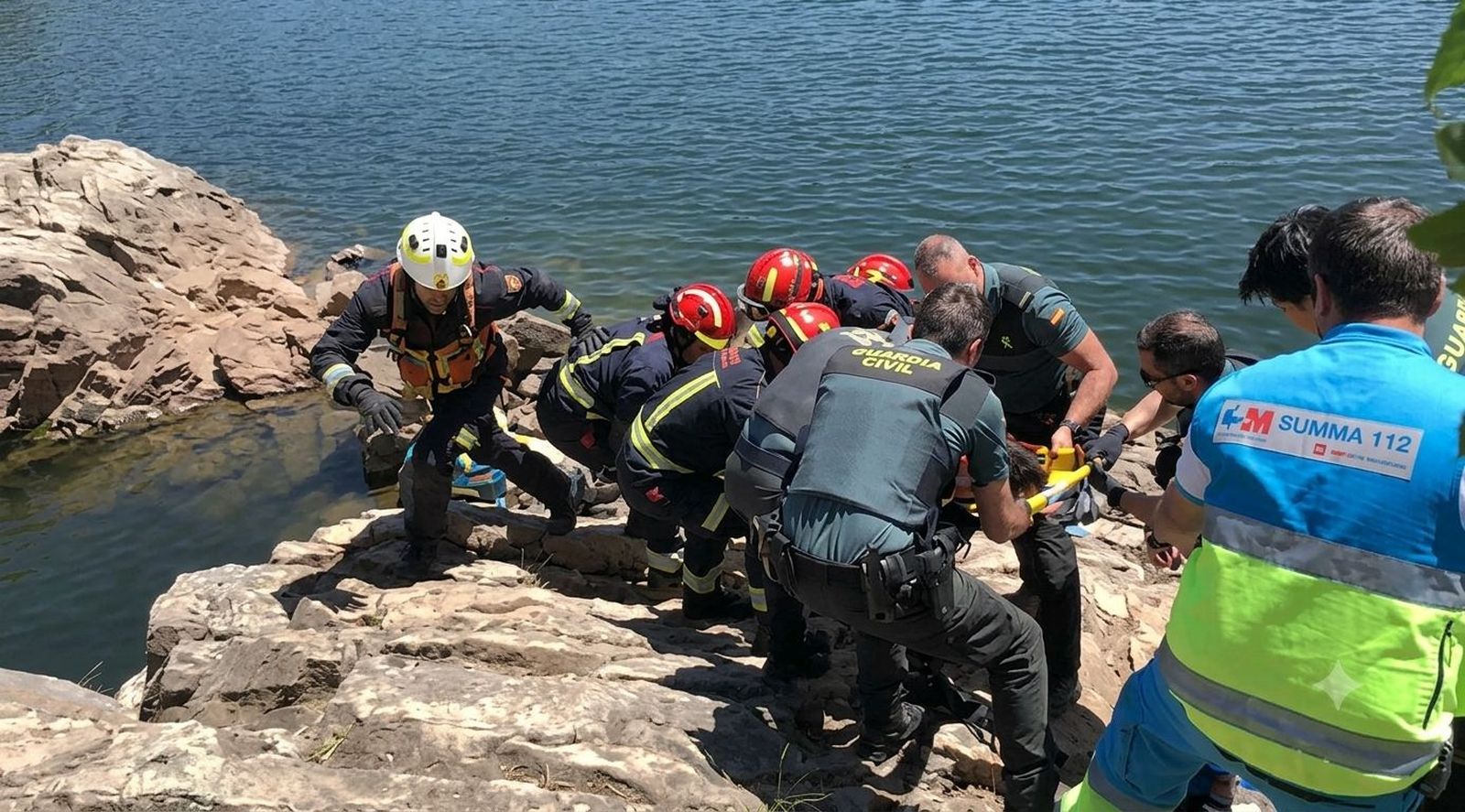 Rescate del joven que se lanzó al embalse de Buitrago del Lozoya desde 8 metros de altura