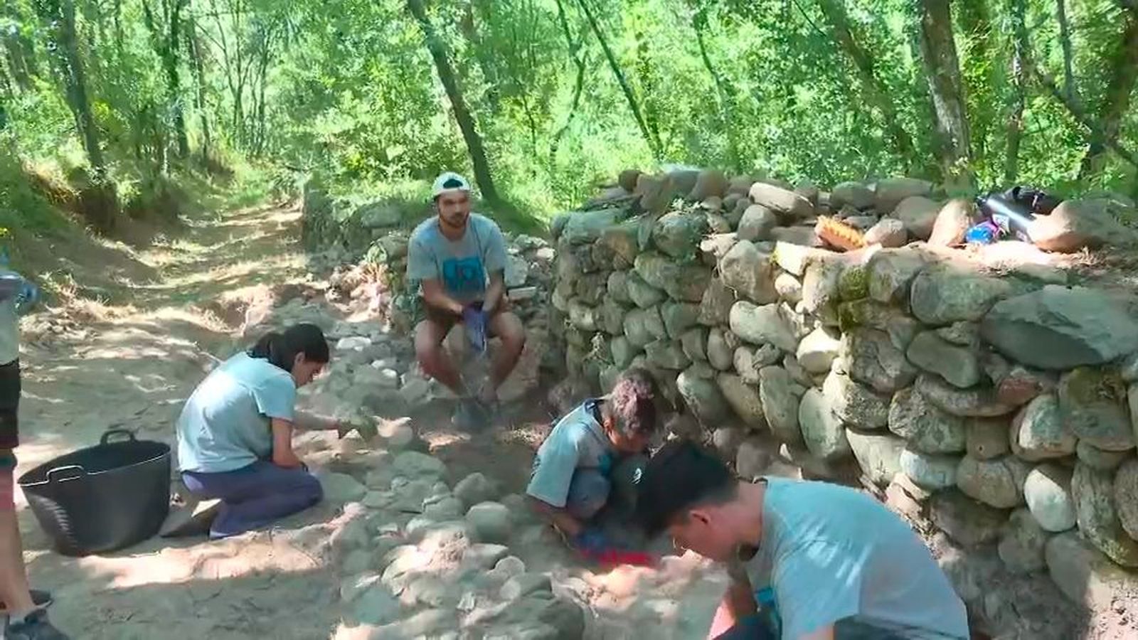 Jóvenes de todo el mundo se sumergen en la arqueología en Rascafría
