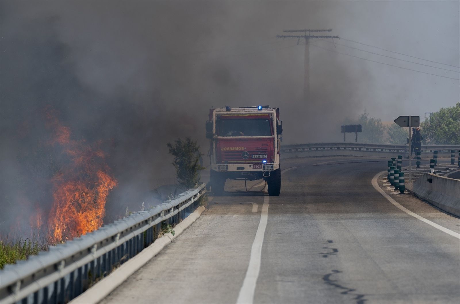 Un tren AVE parado 1 km antes de un incendio forestal declarado en Mejorada el Campo