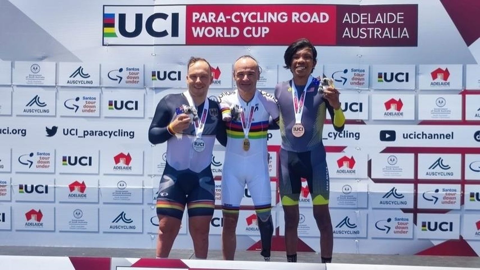 Ricardo Ten (centro) en el podio tras su victoria en la contrarreloj de la Copa del Mundo de Adelaida