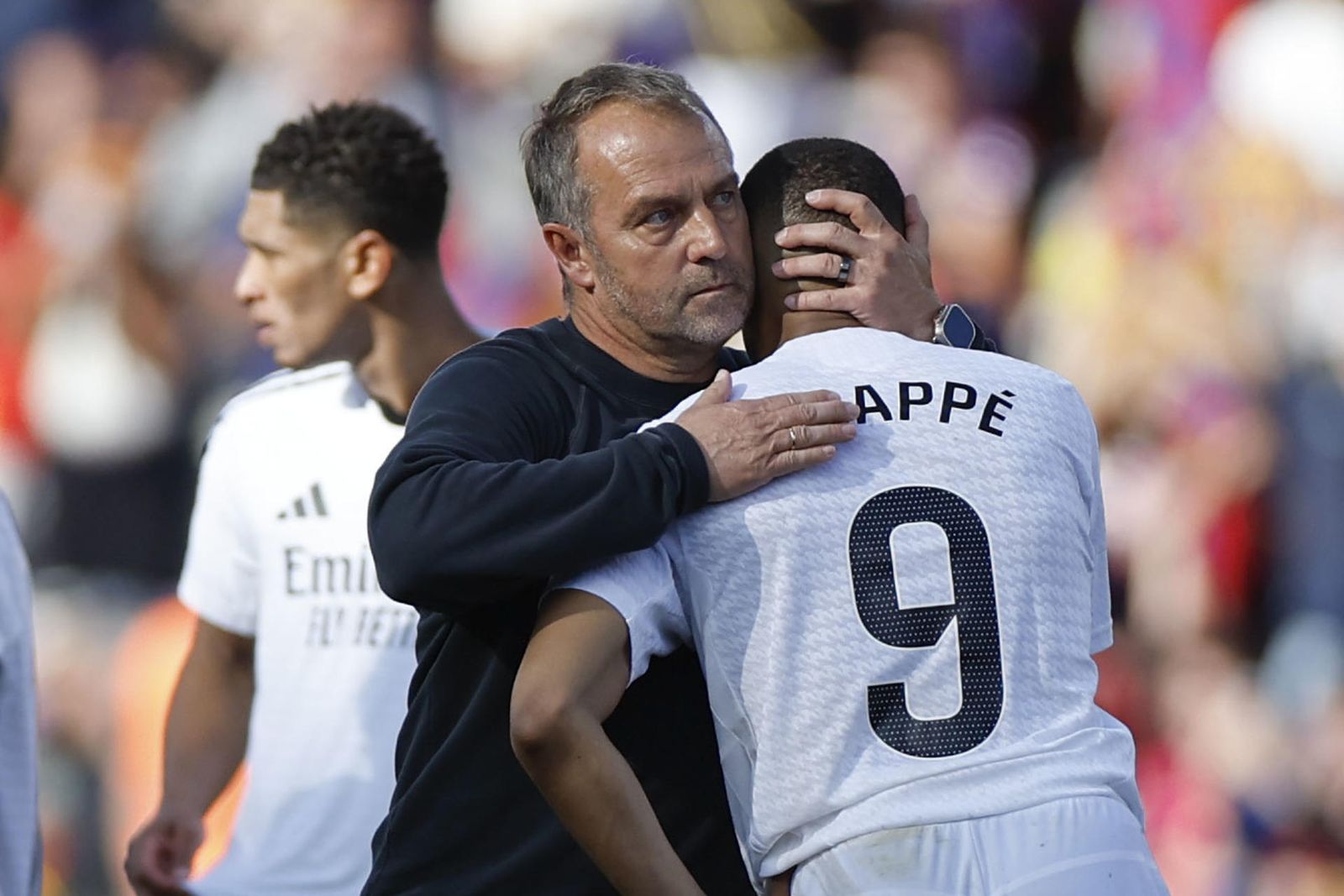 Hansi Flick consuela a Mbappé tras el Clásico