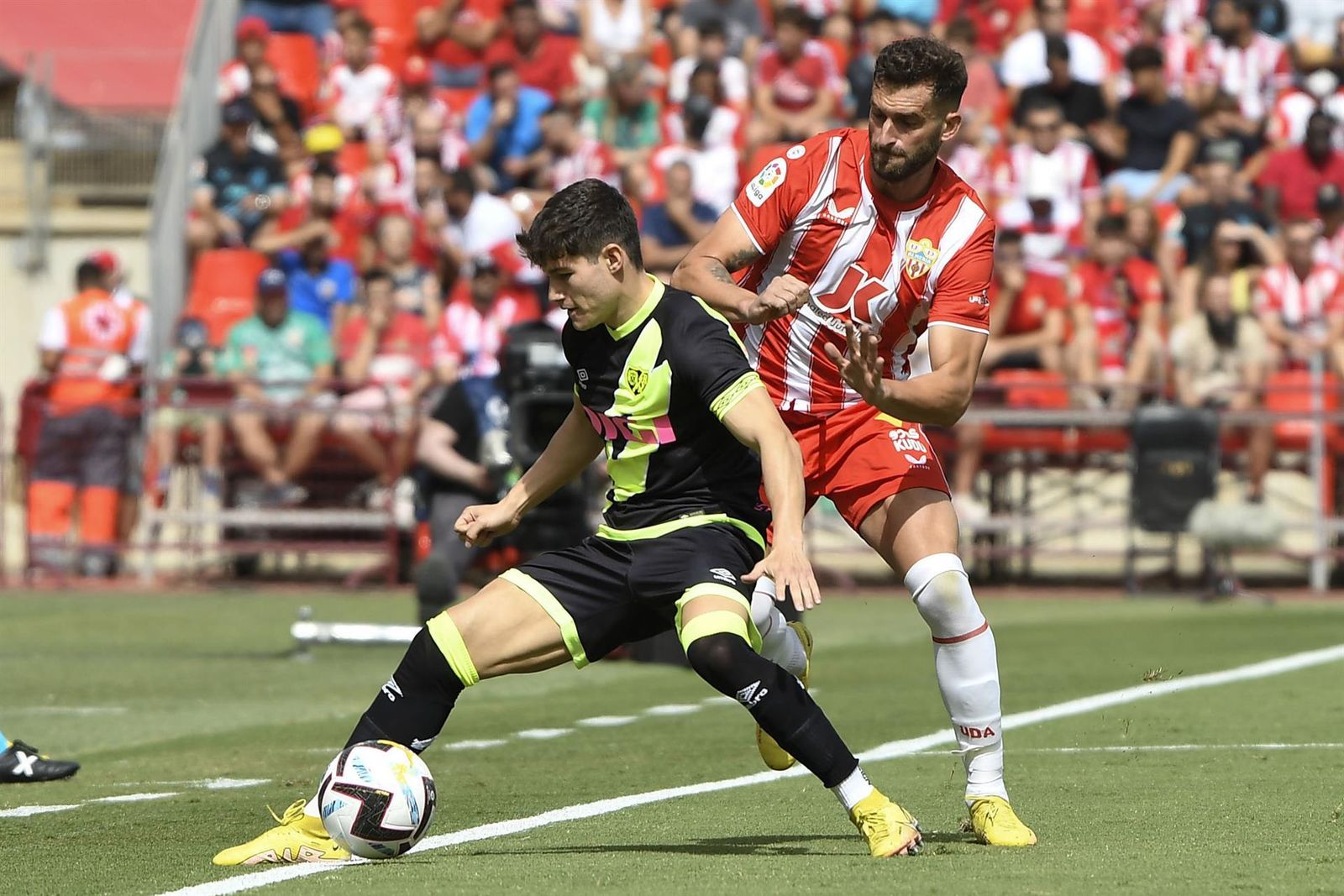 Fran García disputa un balón con el jugador de la UD Almería Leo Baptistao