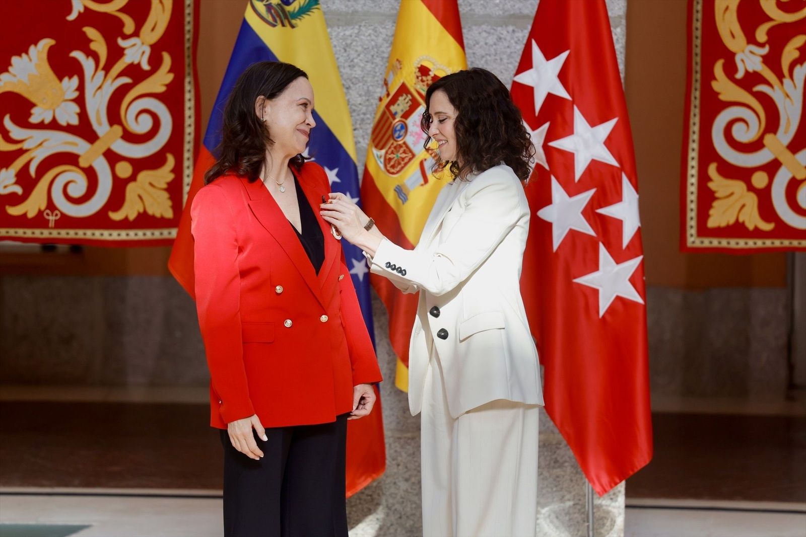 Ayuso impone la Medalla de Oro de la Comunidad a Corina Machado: "El día más feliz desde que soy presidenta"