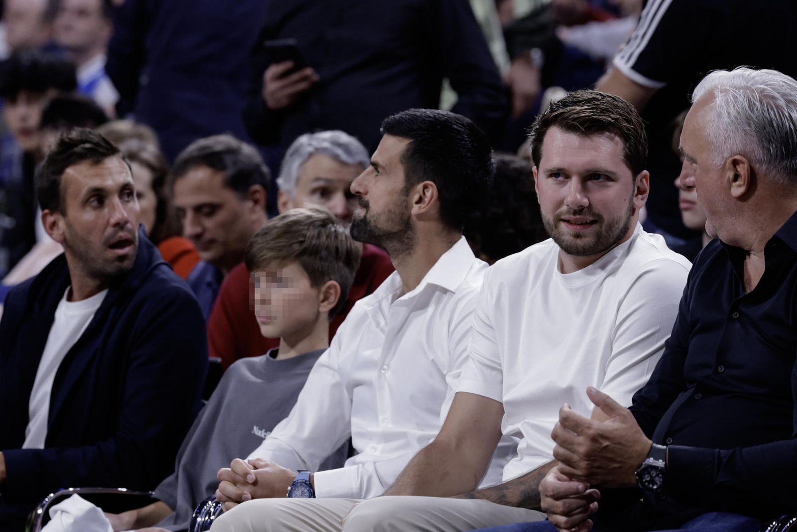 Novak Djokovic y Luka Doncic presencian a pie de pista el Real Madrid-Estrella Roja