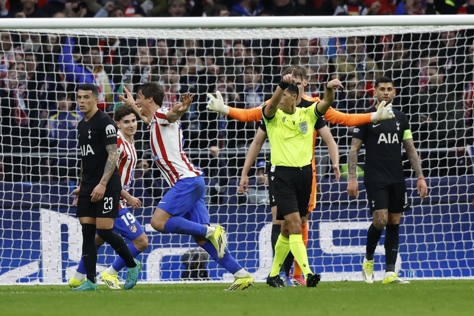 Le Normand ante el Tottenham