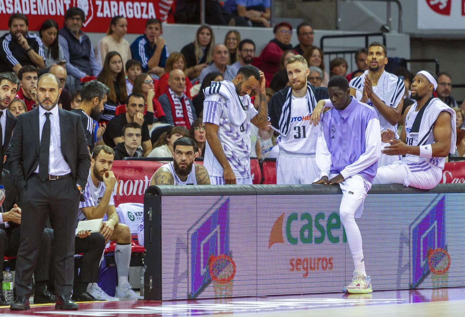 Los jugadores de banquillo del Real Madrid, durante el encuentro con el Casademont Zaragoza