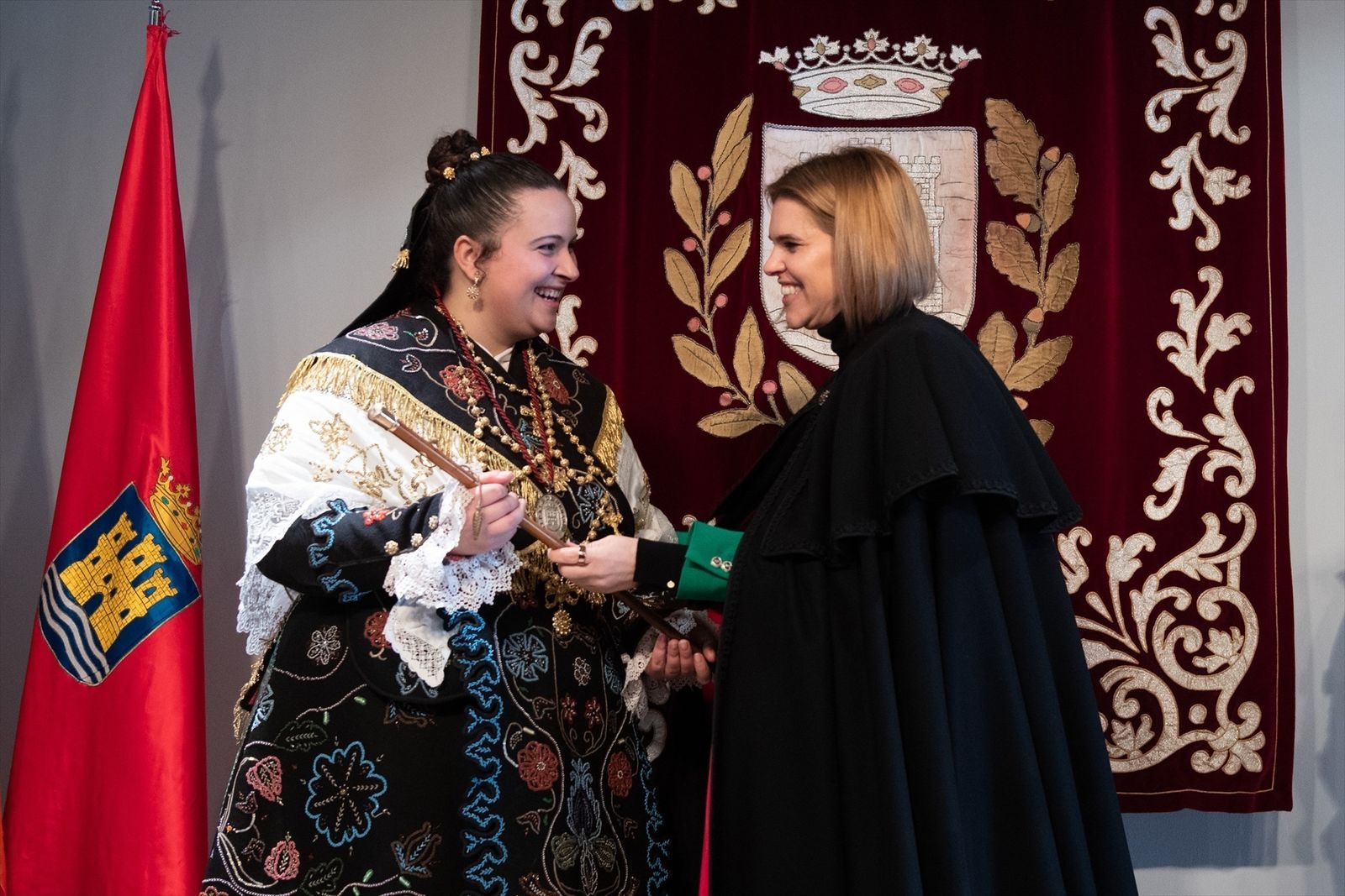 La alcaldesa de Alcalá de Henares, Judith Piquet, cede simbólicamente el bastón de mando a la regidora nombrada por la Cofradía, Marina Pinto Martín