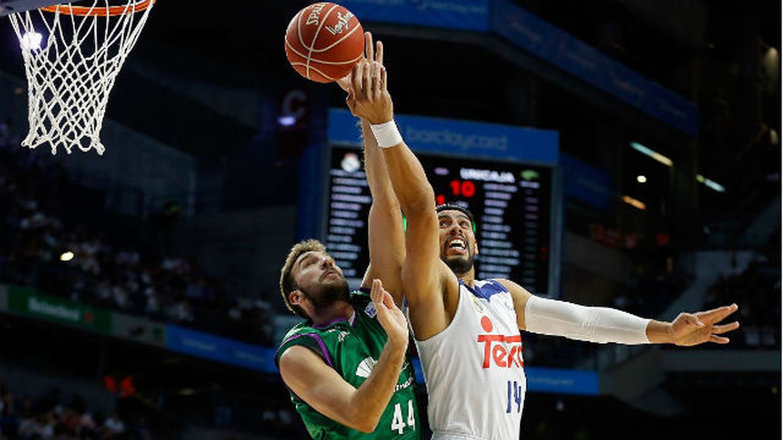 Gustavo Ayón ante Unicaja