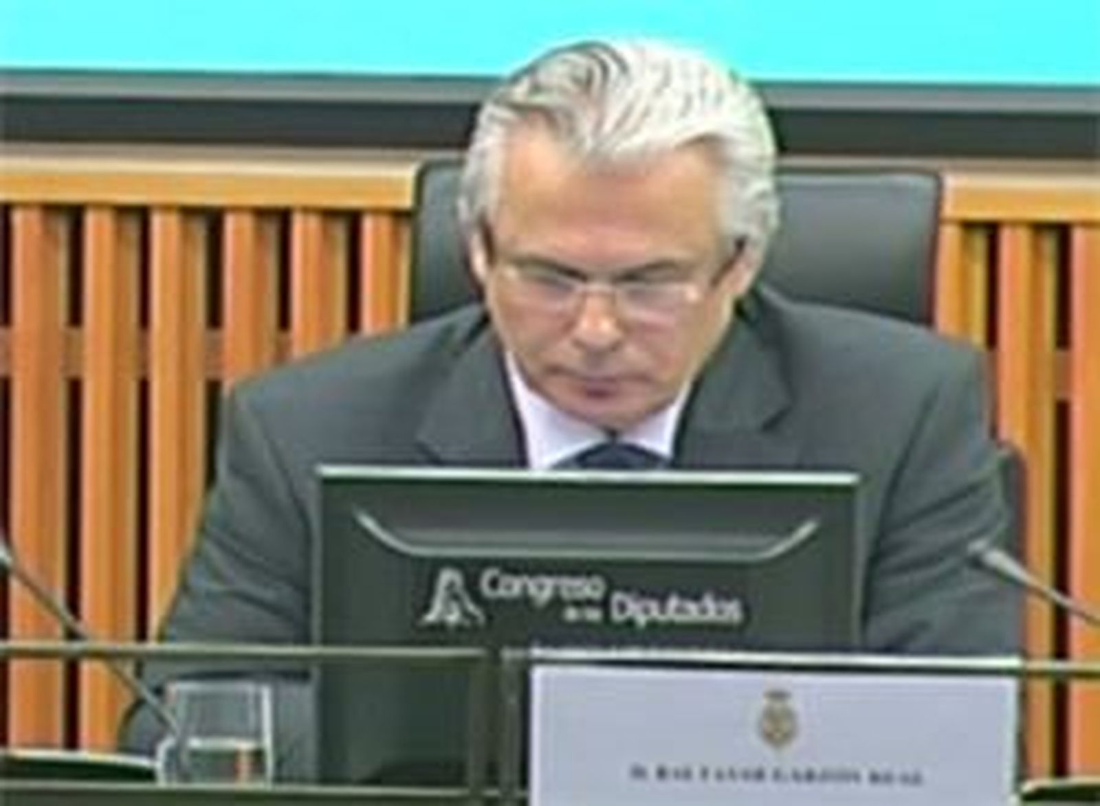 Garzón anima a jueces de la Audiencia a no cerrar los  casos de justicia universal
