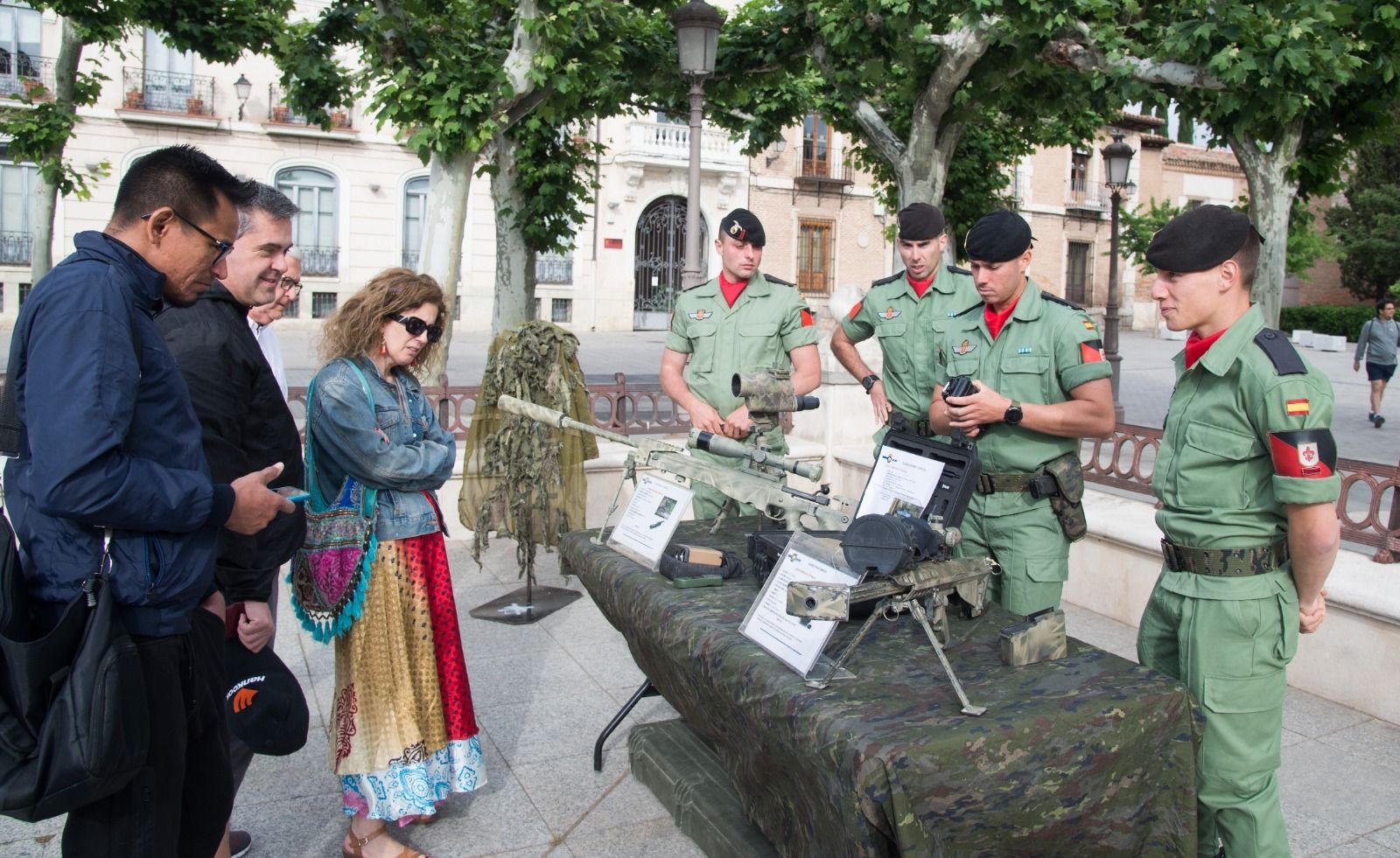 Tiradores de precisión de la Brigada Paracaidista explican el material expuesto