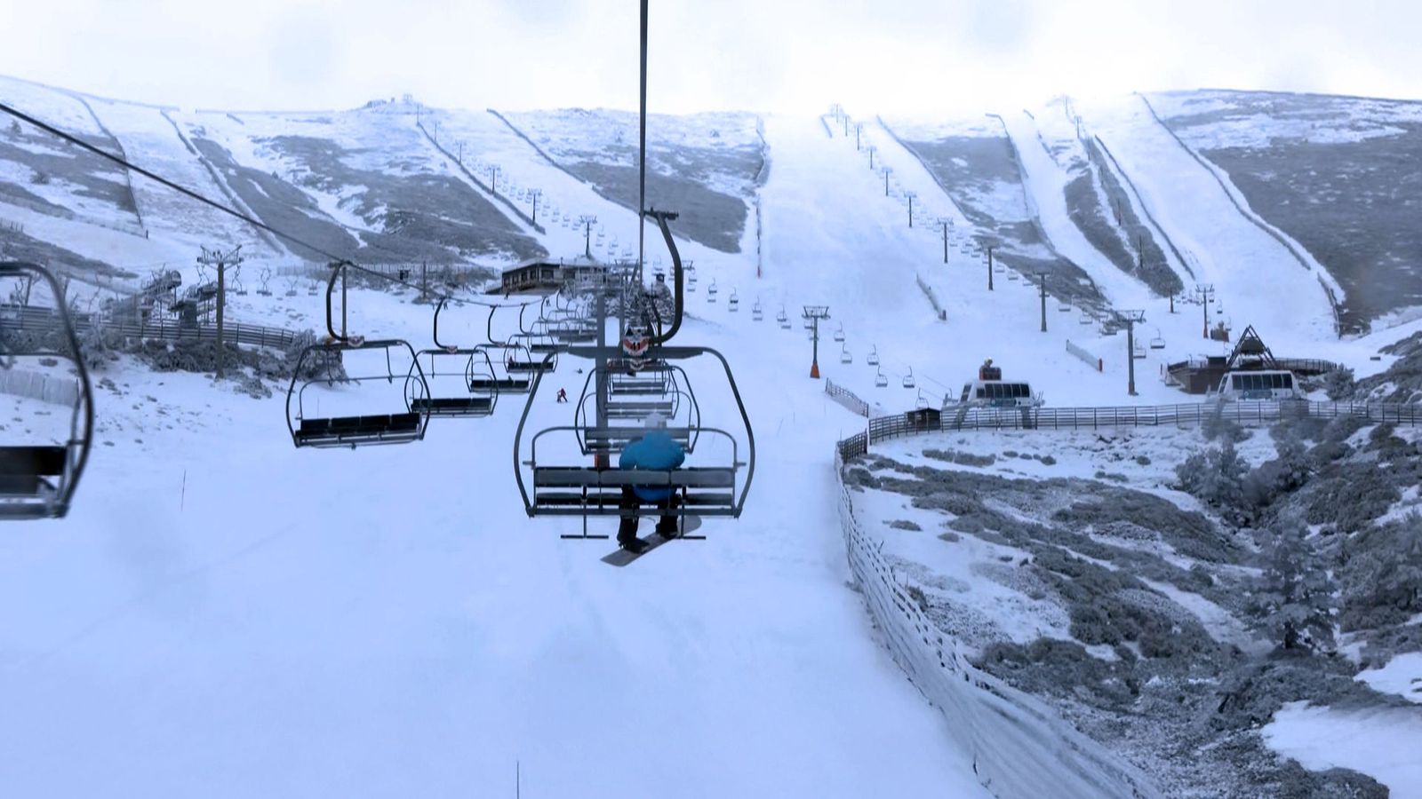 Valdesquí celebra su 53º aniversario con nieve en el último día de vacaciones navideñas