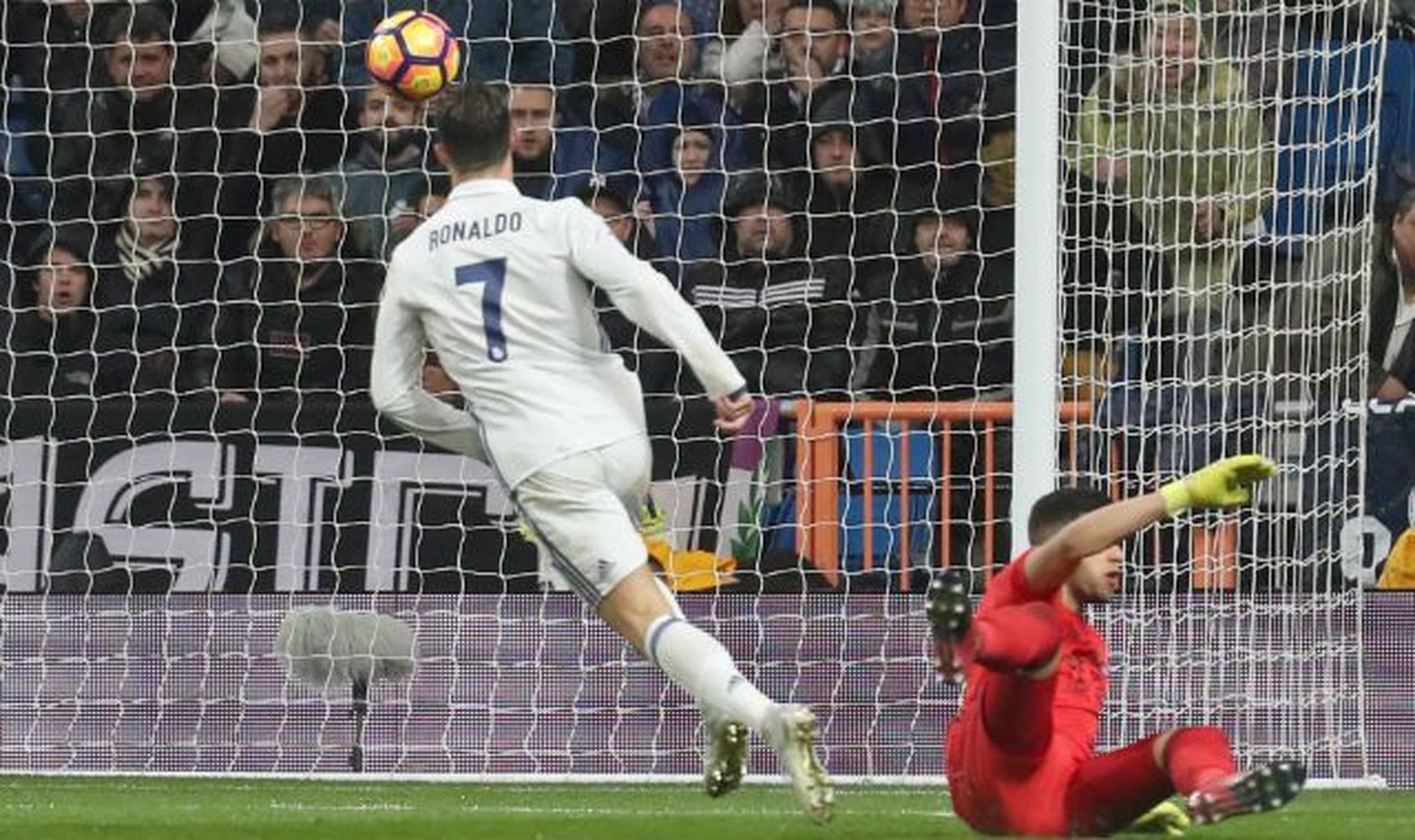 3-0. El Real Madrid se escapa en el liderato con una goleada a la Real Sociedad
