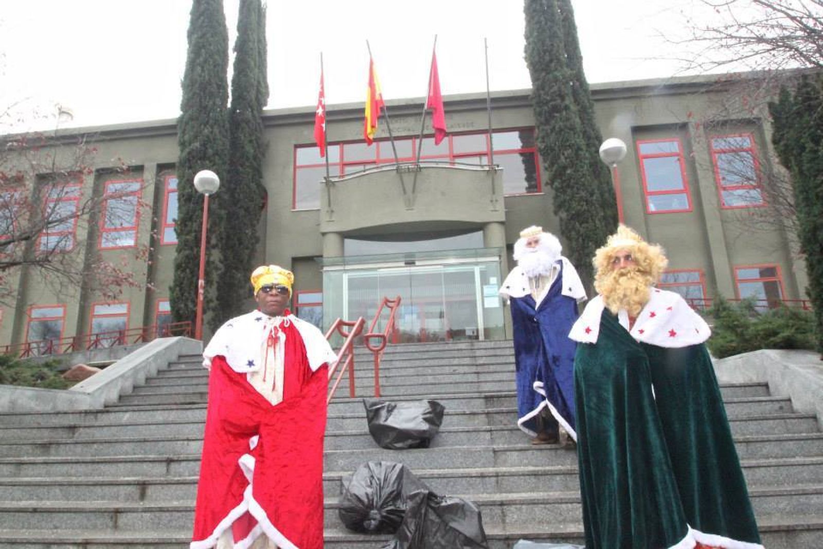 Vecinos de Butarque ataviados como Reyes Magos, frente a la Junta de Villaverde