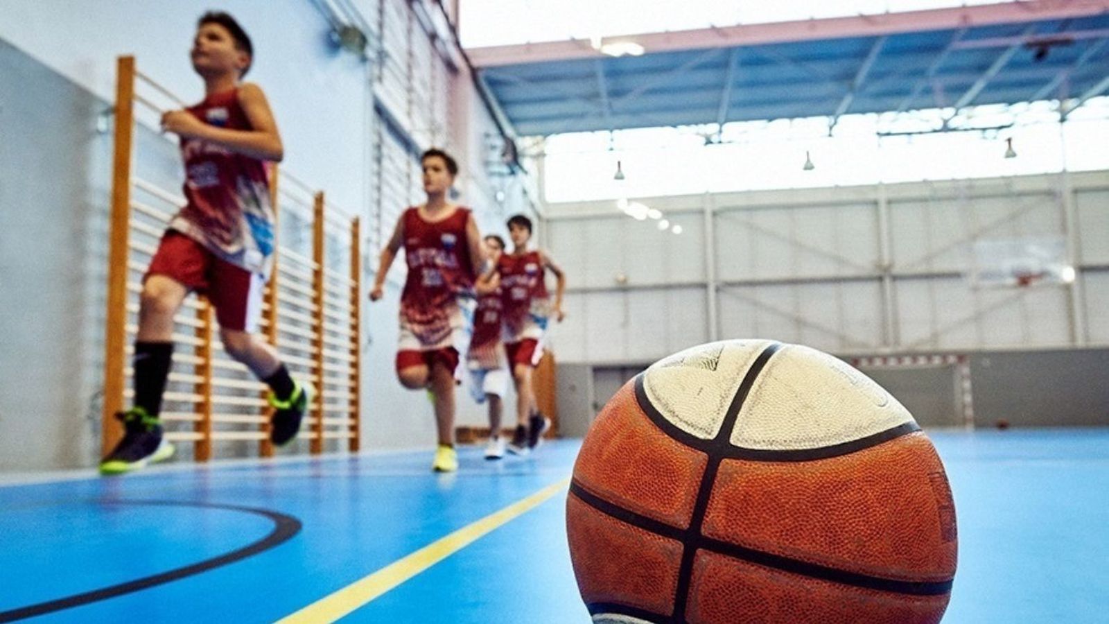 Niños jugando al baloncesto