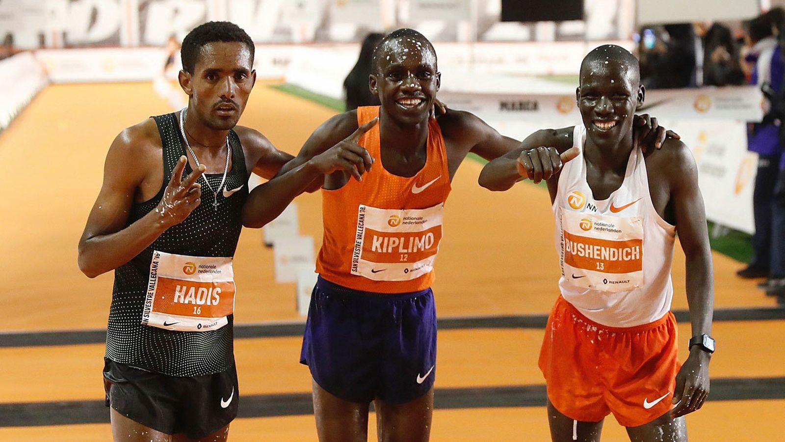 Jacob Kiplimo, vencedor en la San Silvestre Vallecana 2018, junto al segundo, Abadi Hadís, y el tercero, Mande Bushendich