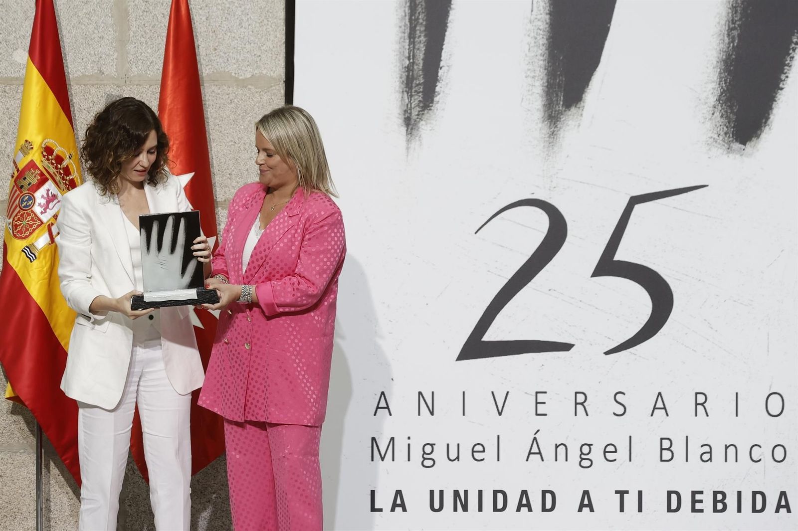Ayuso: "No solo nos preocupa el olvido a las víctimas, también el futuro de una nación donde no se respeta la memoria"