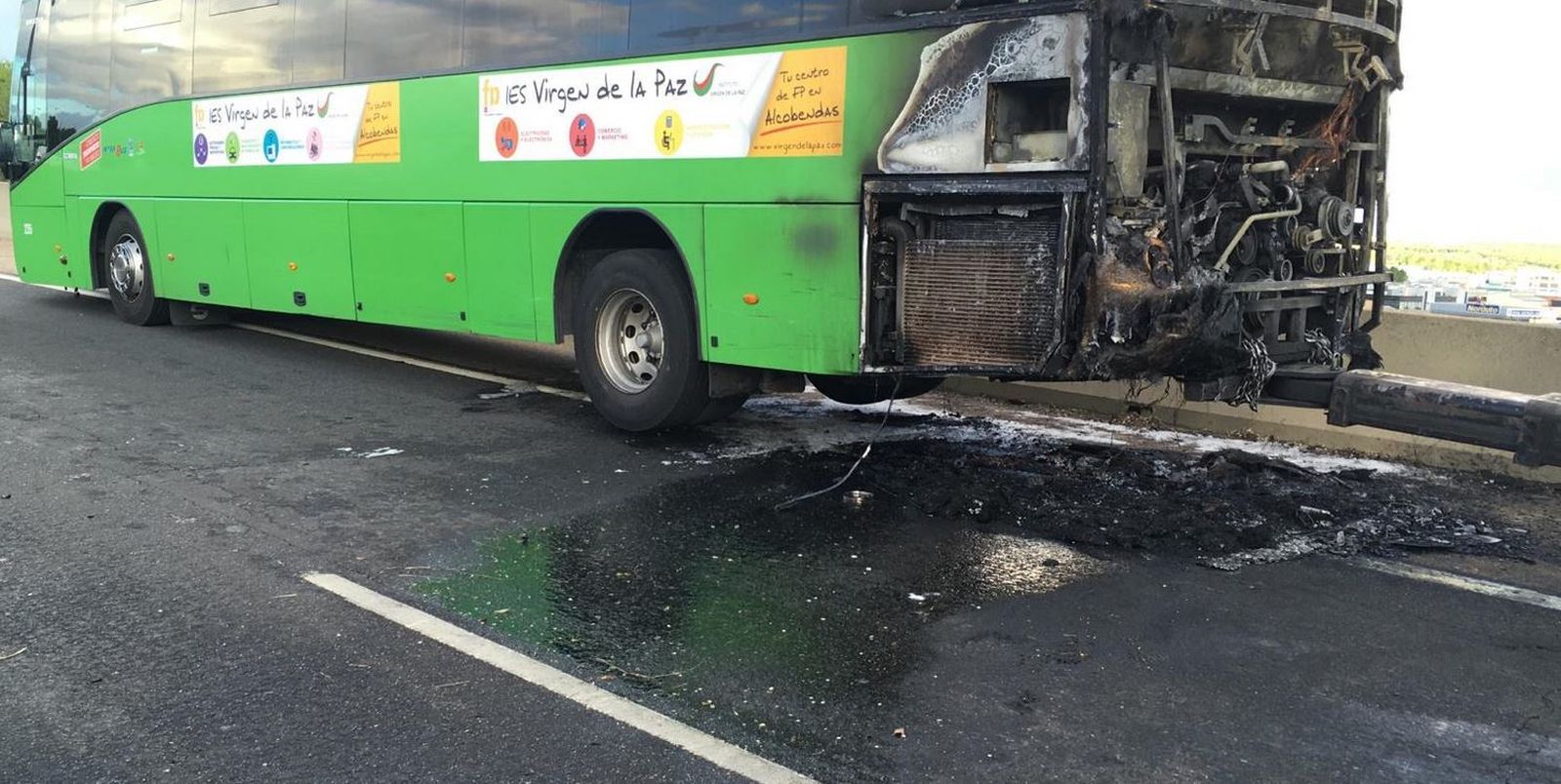 Imagen del autobús incendiado en la A-1