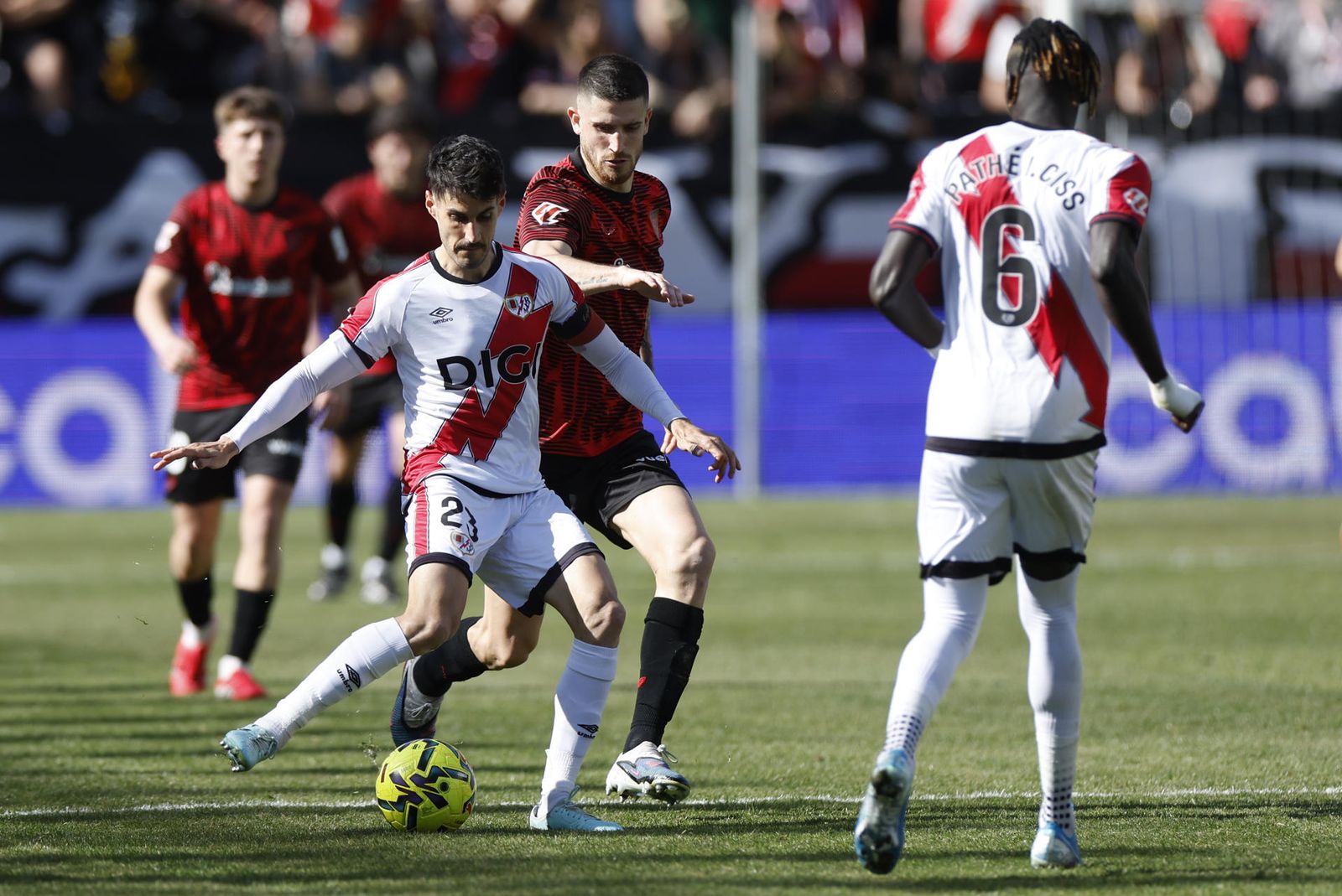 Óscar Valentín controla el balón ante un jugador del Athletic