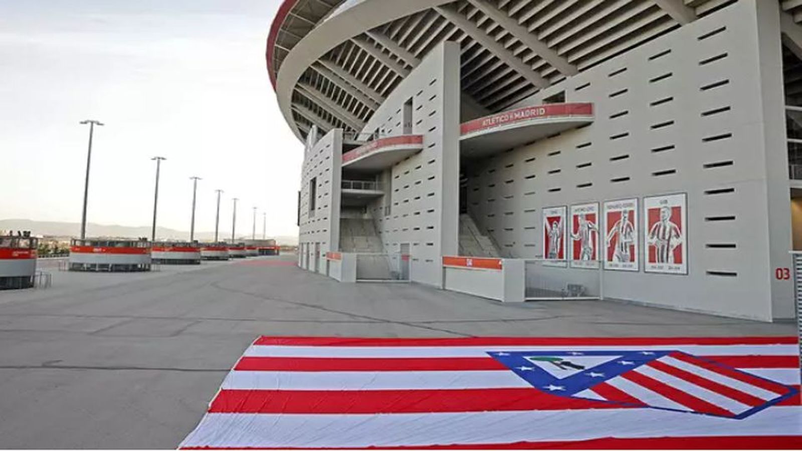 Homenaje del Atlético de Madrid a los aficionados que deseaban el regreso del viejo escudo