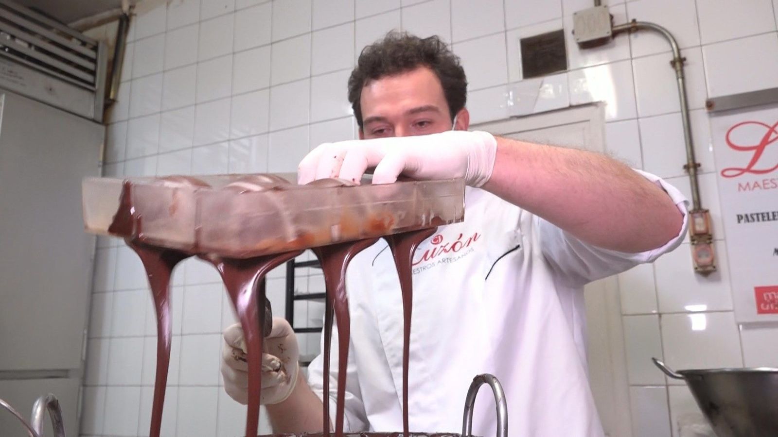 Antonio, uno de los maestros chocolateros más jóvenes de Madrid
