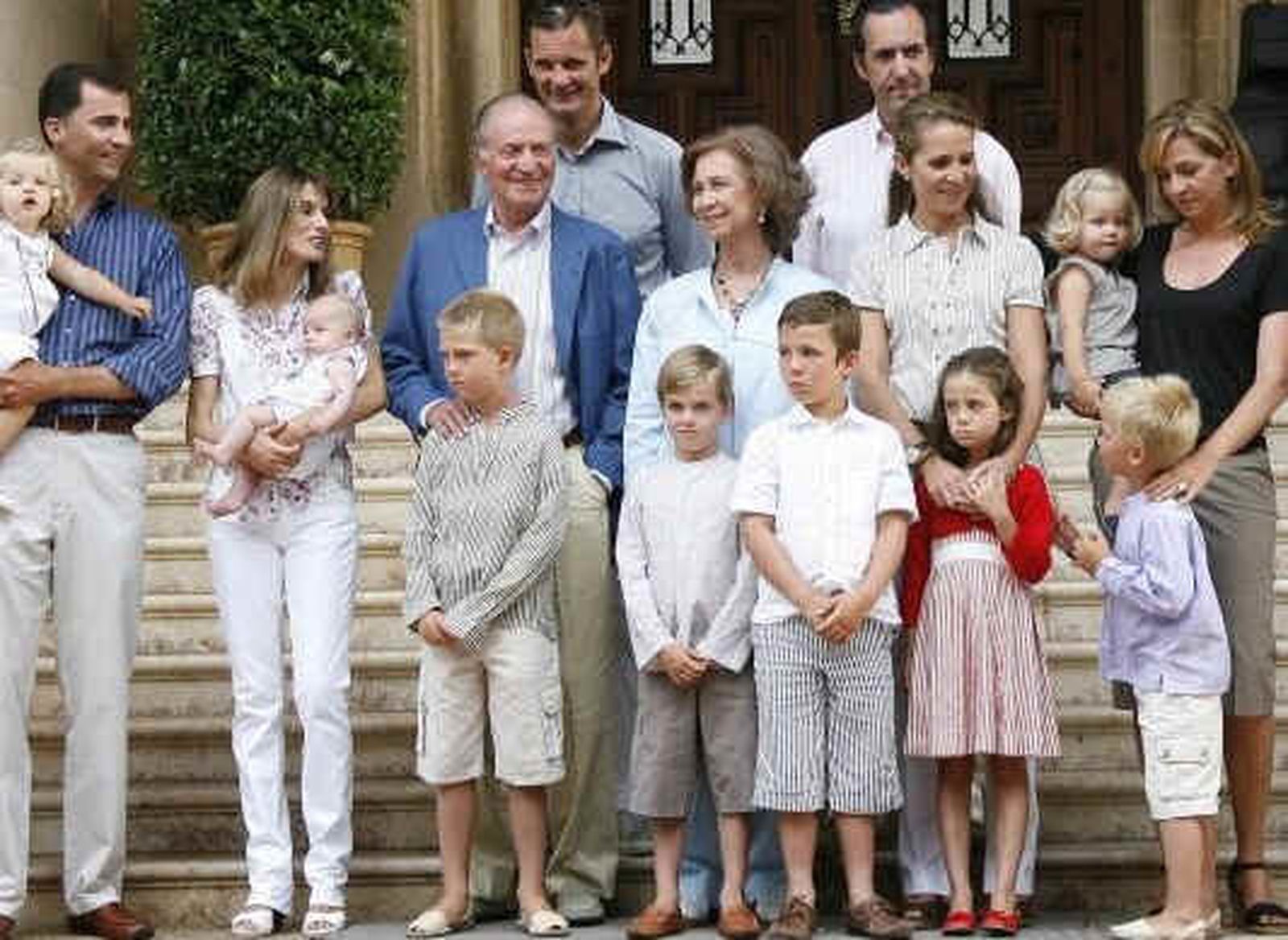 La Familia Real asiste en Zarzuela a la Primera Comunión de  Miguel Urdangarin