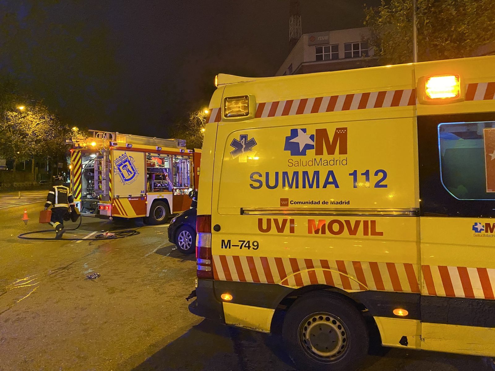 Una ambulancia del SUMMA 112 asiste a una mujer herida tras sufrir un accidente