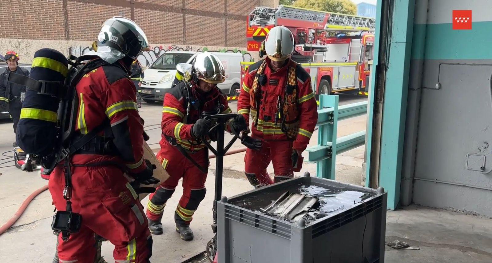 Bomberos atajan un incendio de baterías en una nave de alquiler de vehículos en Coslada