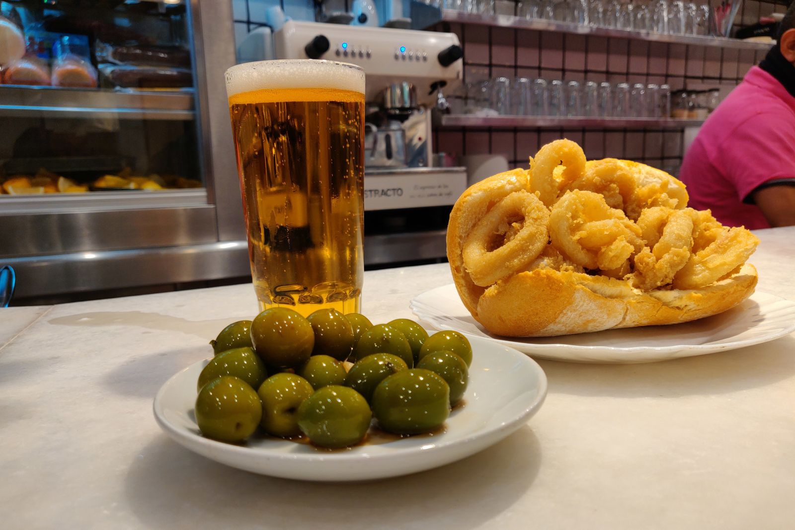 Aceitunas, cerveza y bocadillo de calamares
