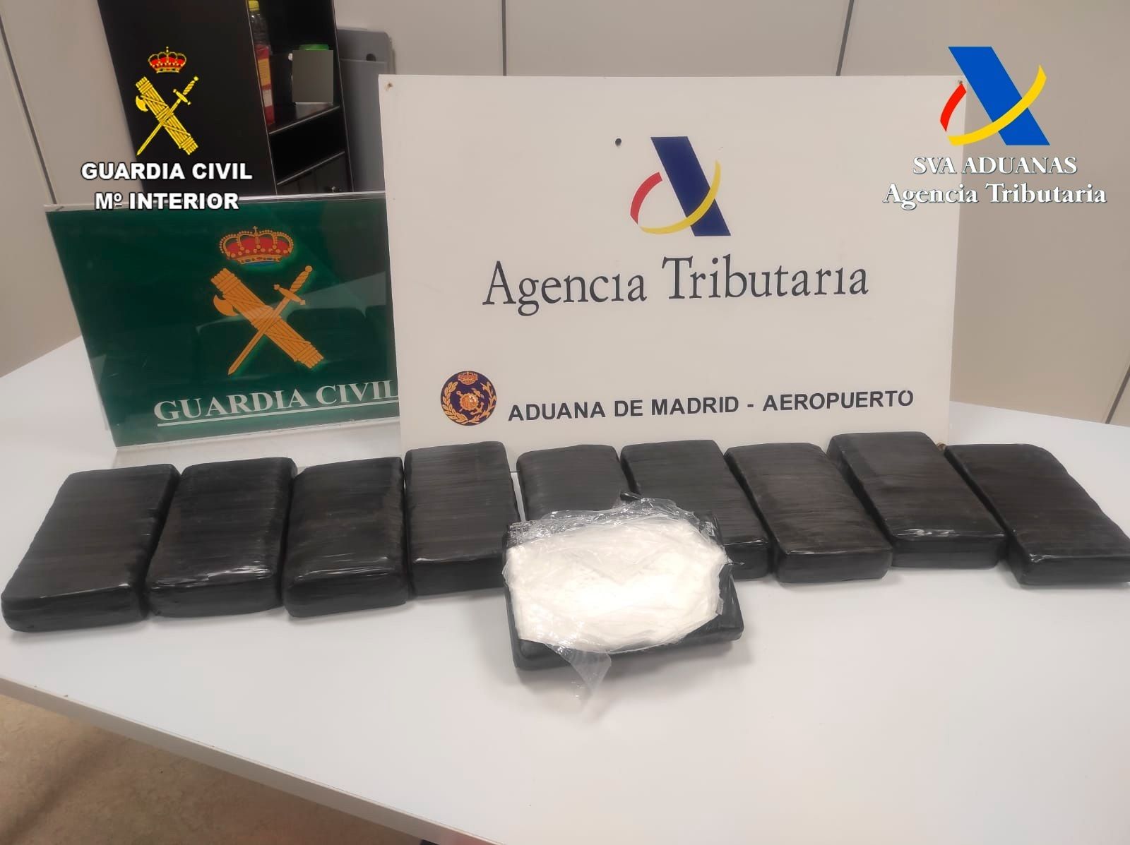 Detienen en Barajas a una tripulante  de vuelo con 12 kilos de cocaína en su maleta