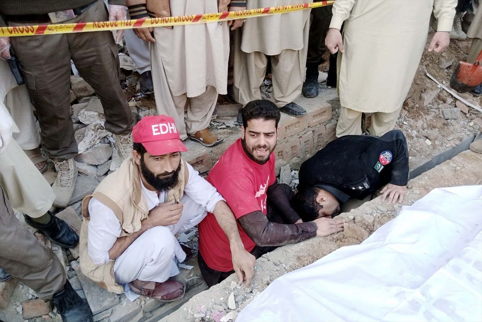 Búsqueda de supervivientes bajo los escombros de la mezquita de Peshawar