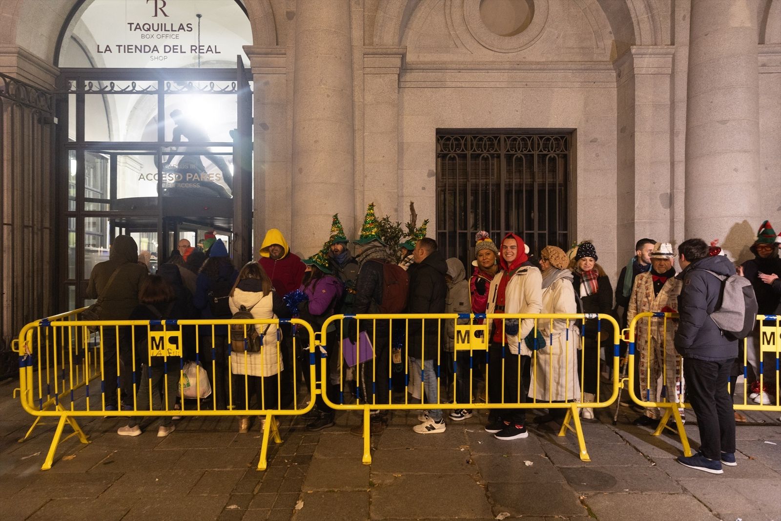 Haciendo cola ante el Teatro Real para ver en directo el sorteo de la Lotería de Navidad