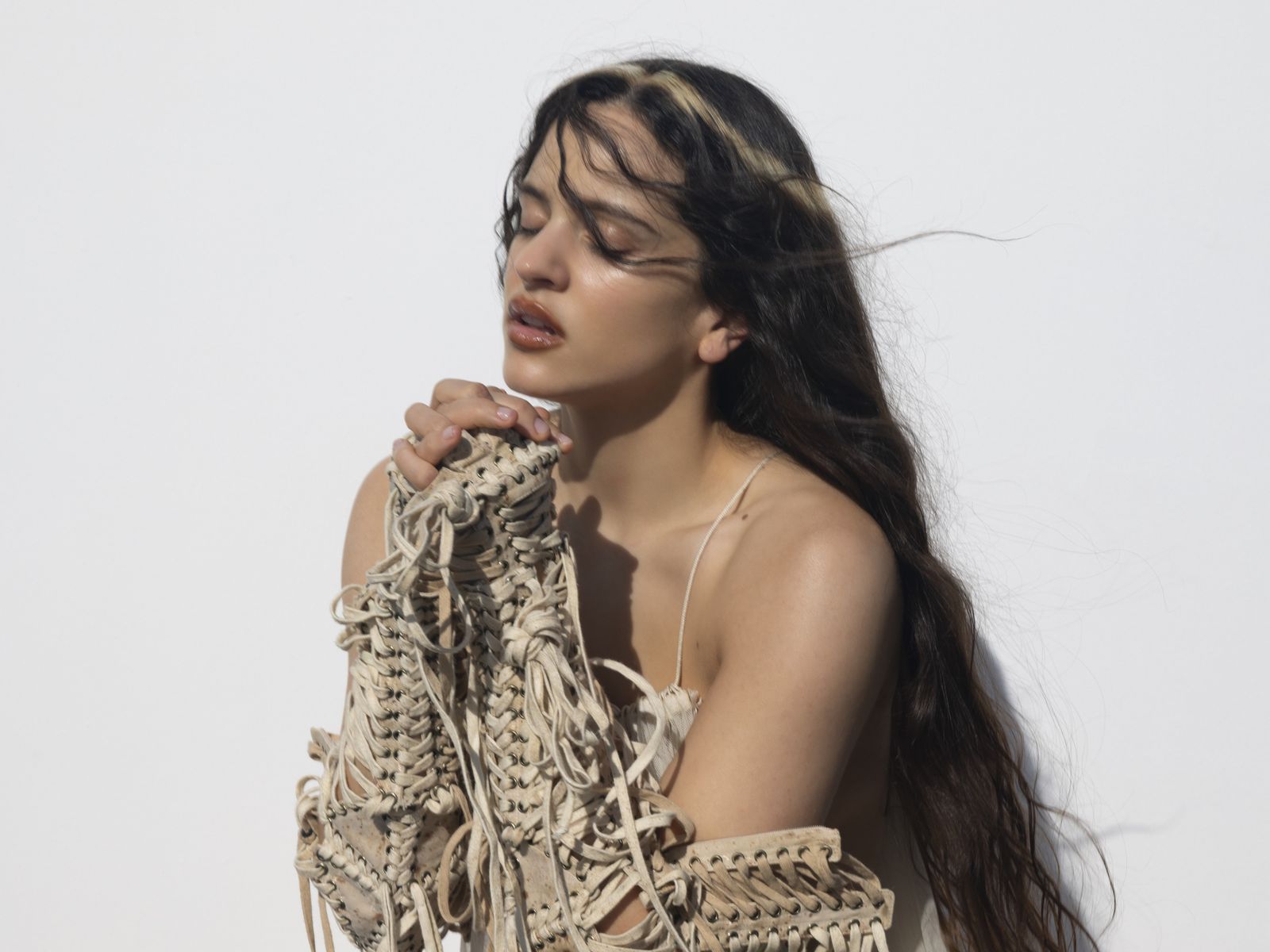 La artista Rosalía para 'Lux'