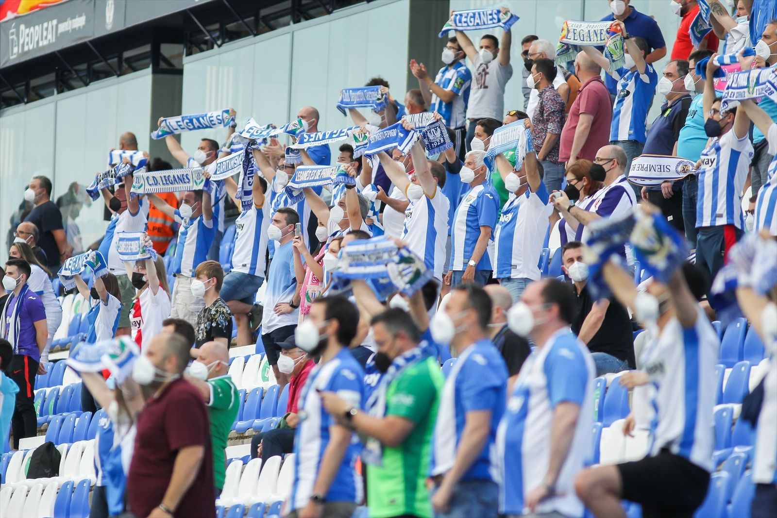 Aficionados del CD Leganés en el Estadio Municipal de Butarque