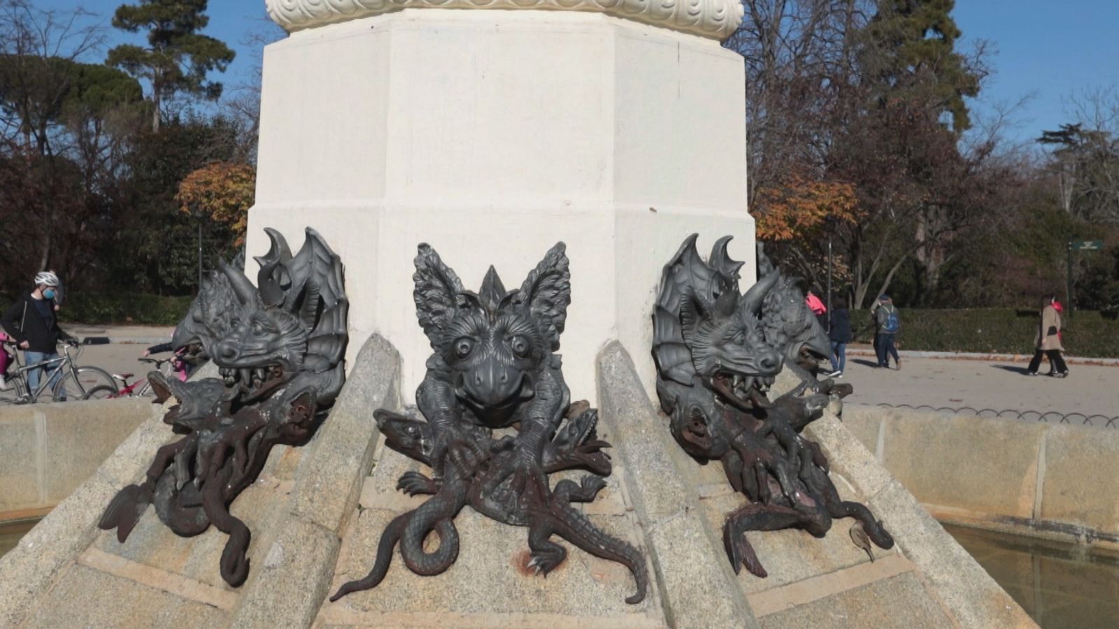 Adornos de la fuente del Ángel Caído